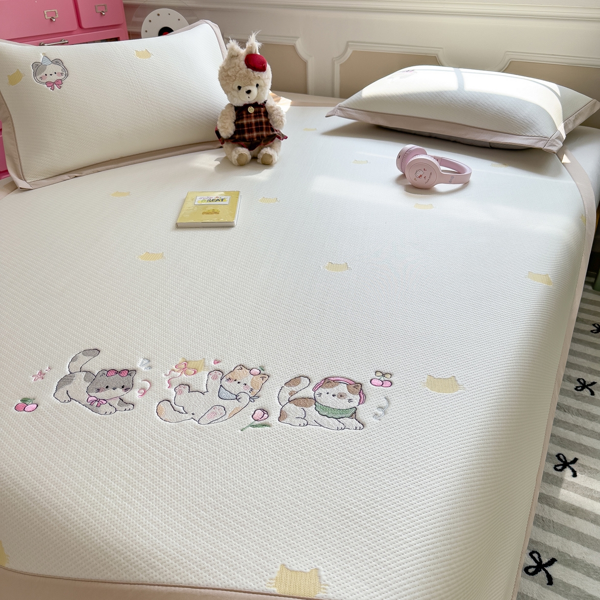 91家纺网 家纺一手货源 找家纺 眠多宝（绒多宝） 2026新款卡通网红风系列凉豆豆三件套 凉豆豆印加绣系列 A类凉豆豆床席床笠--床席款 小猫聚会