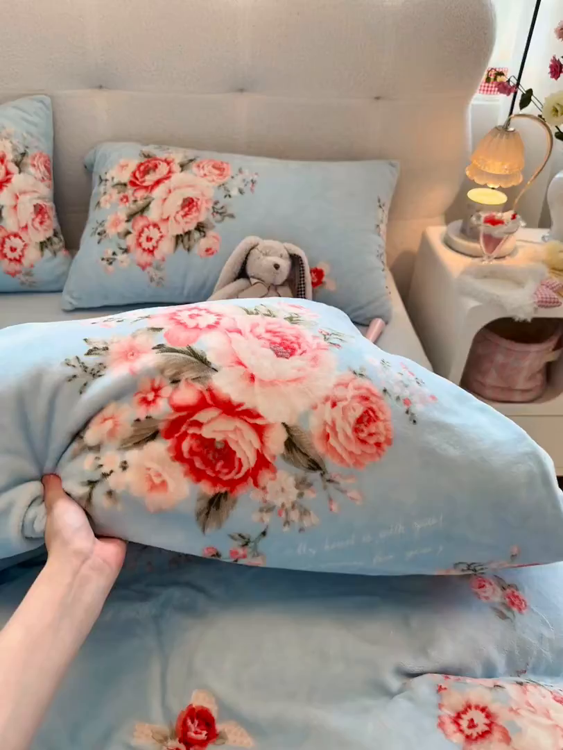 91家纺网 家纺一手货源 找家纺 欧妮家纺 2025新款A类牛奶绒印花单被套-单件被套 爱丽丝