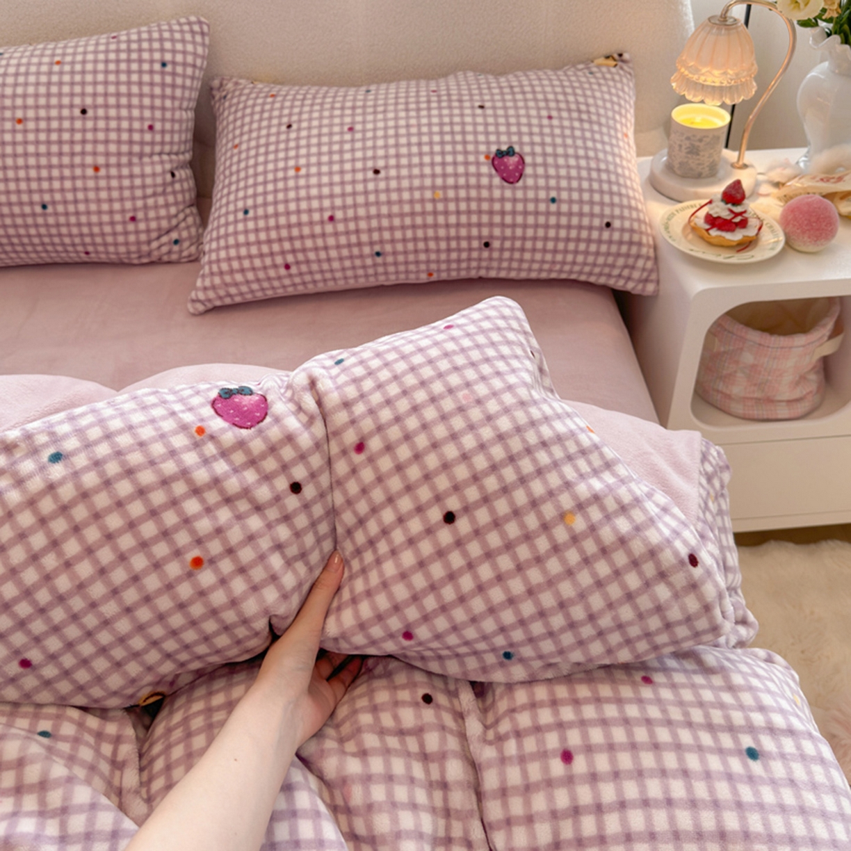 91家纺网 家纺一手货源 找家纺 欧妮家纺 2025新款A类牛奶绒印花单被套-单件被套 彩色草莓