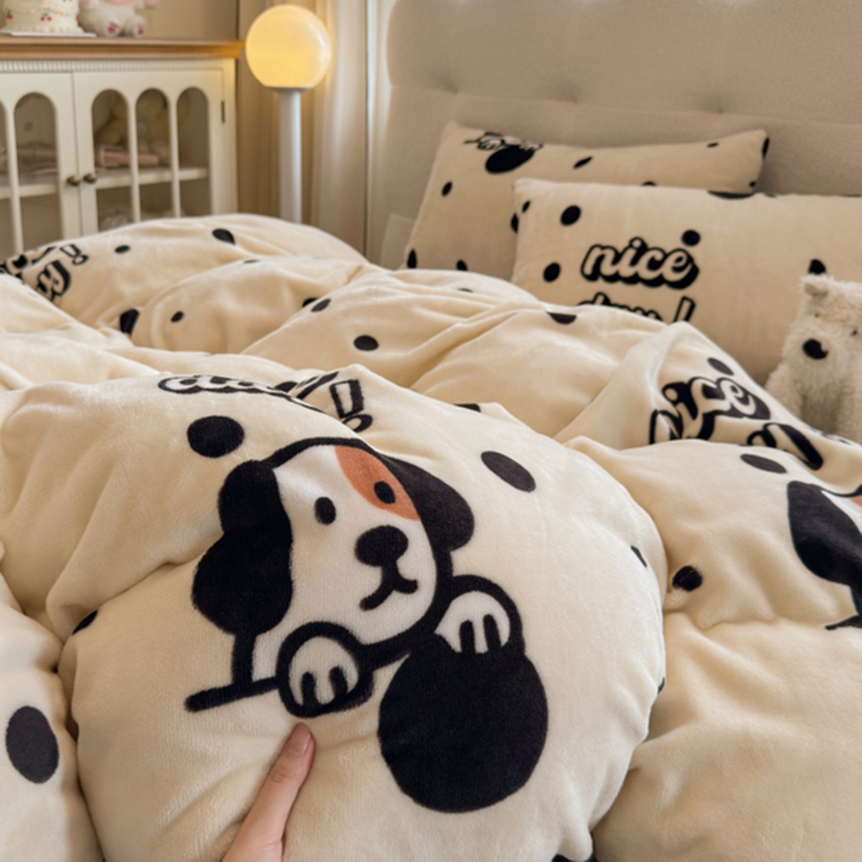 91家纺网 家纺一手货源 找家纺 欧妮家纺 2025新款A类牛奶绒印花单被套-单件被套 波点狗