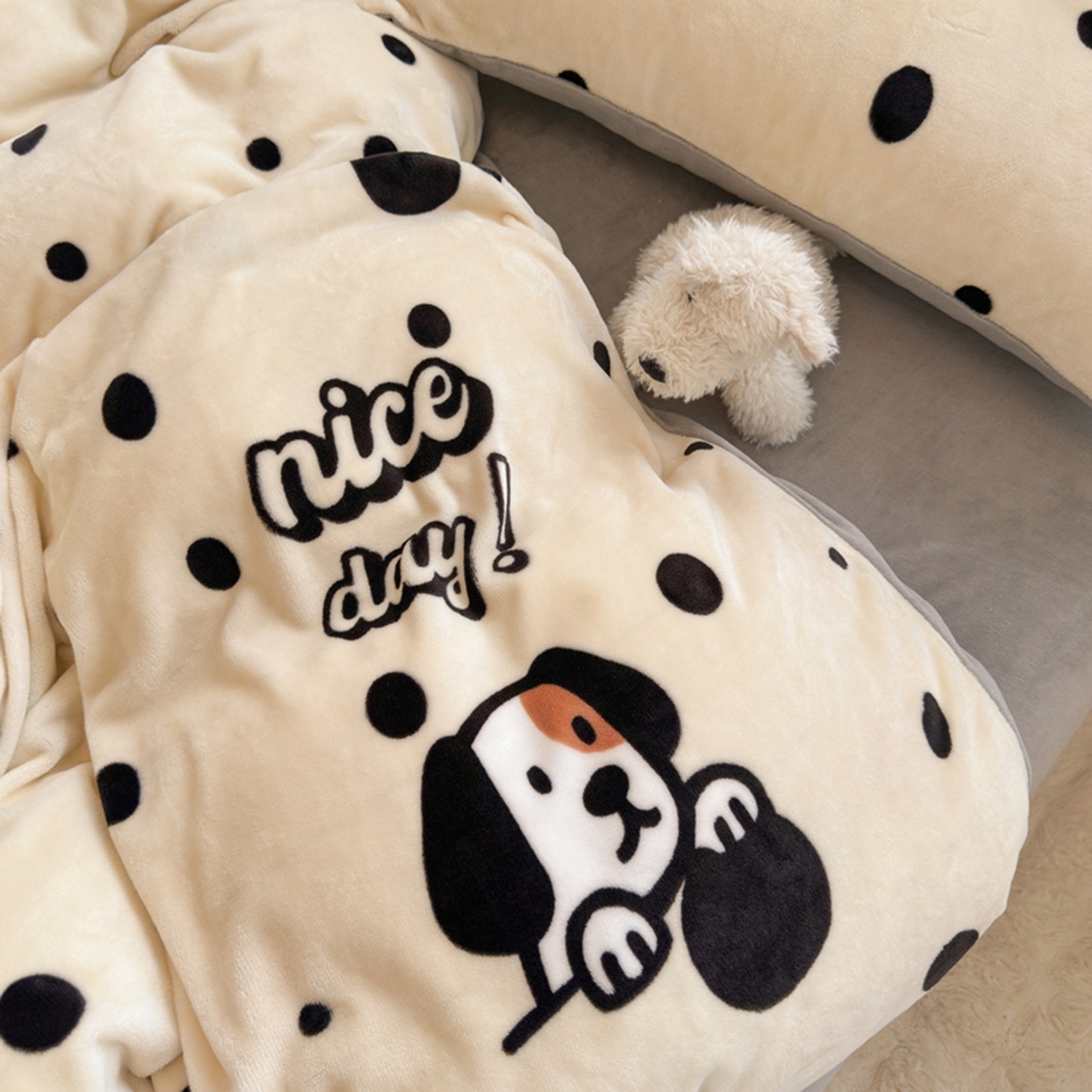 91家纺网 家纺一手货源 找家纺 欧妮家纺 2025新款A类牛奶绒印花单被套-单件被套 波点狗