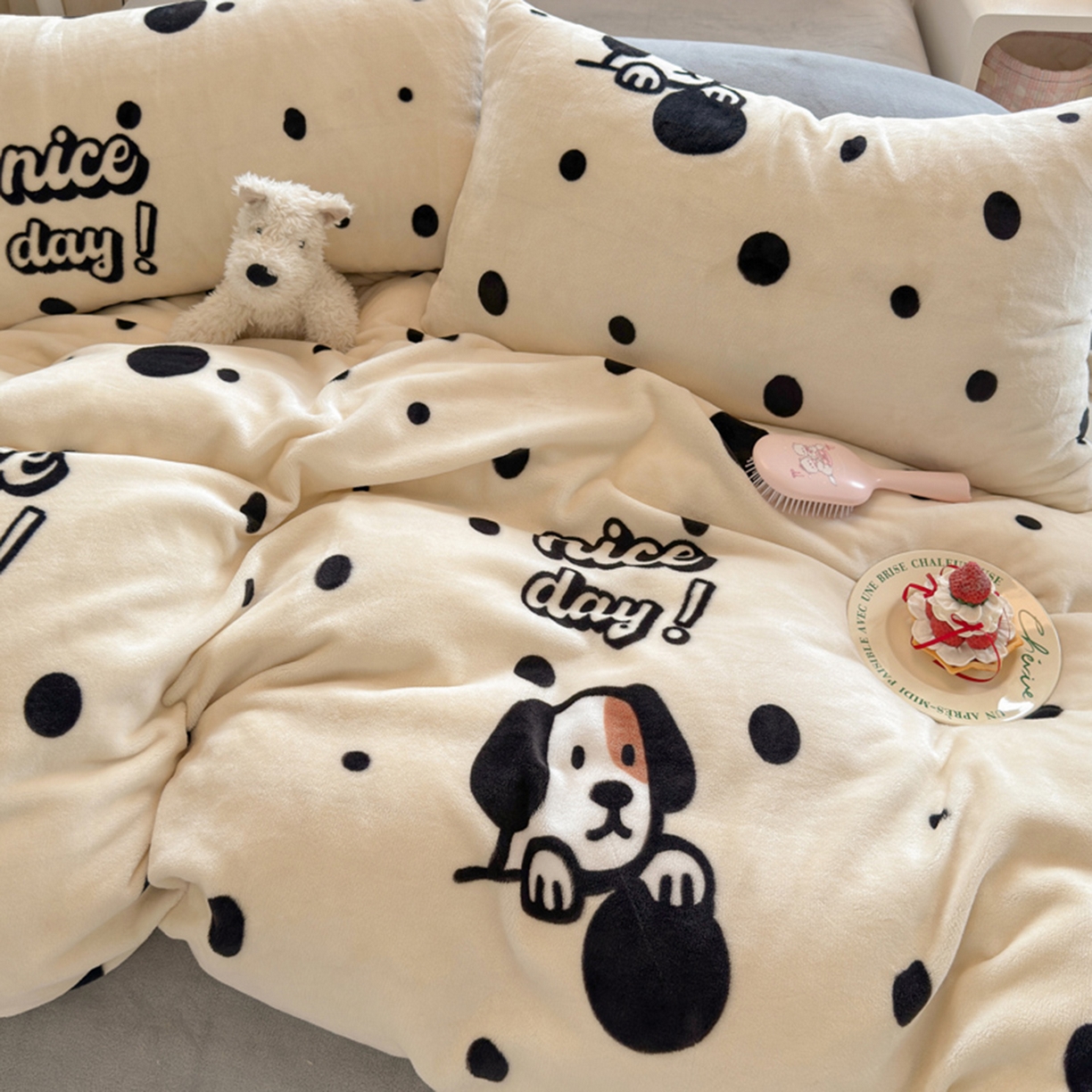 91家纺网 家纺一手货源 找家纺 欧妮家纺 2025新款A类牛奶绒印花单被套-单件被套 波点狗