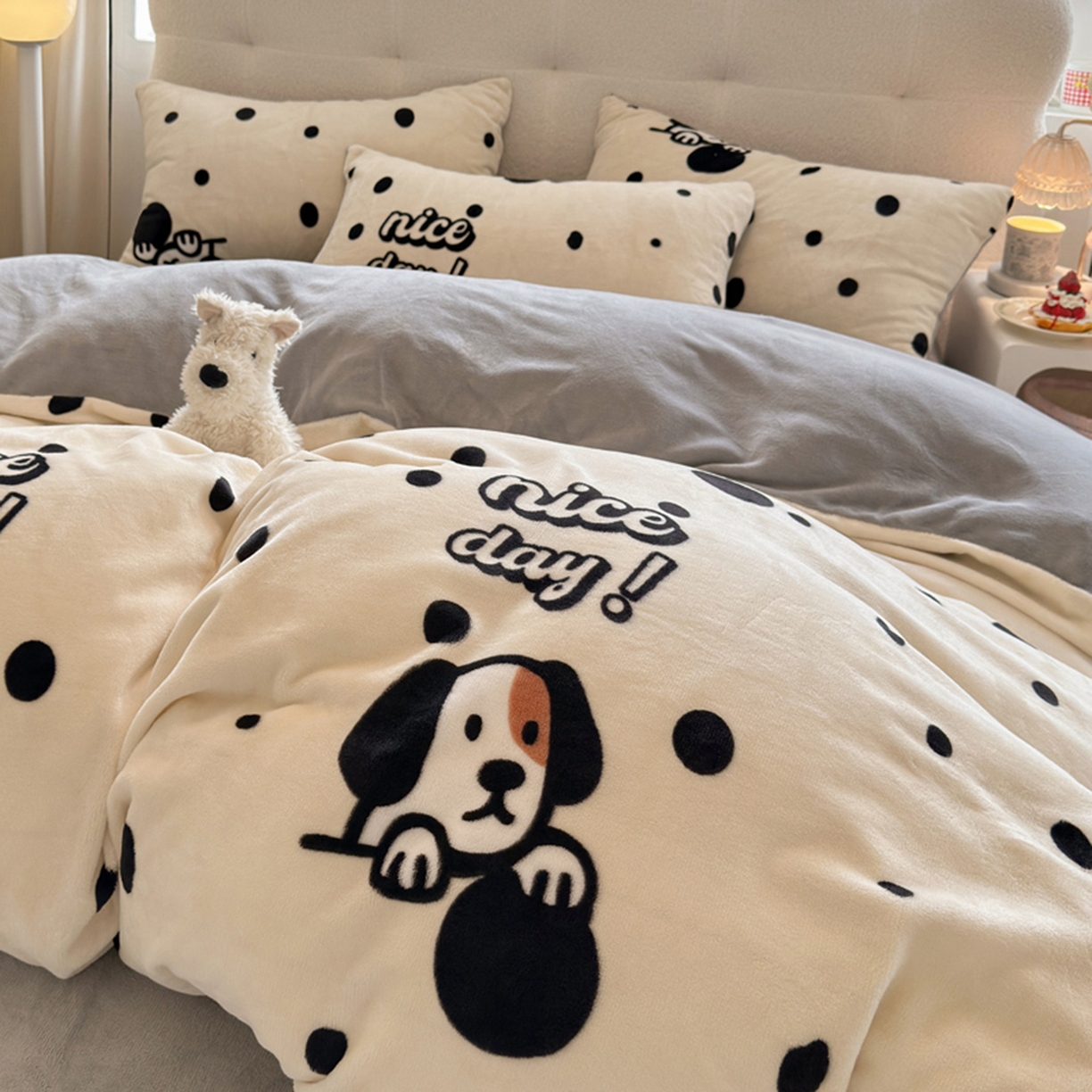 91家纺网 家纺一手货源 找家纺 欧妮家纺 2025新款A类牛奶绒印花单被套-单件被套 波点狗