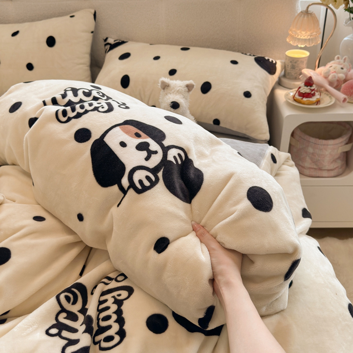 91家纺网 家纺一手货源 找家纺 欧妮家纺 2025新款A类牛奶绒印花单被套-单件被套 波点狗