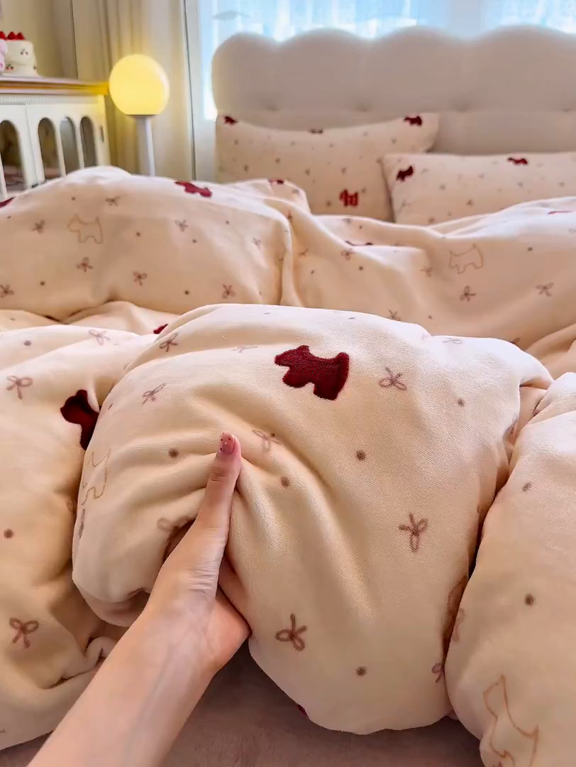 91家纺网 家纺一手货源 找家纺 欧妮家纺 2025新款A类牛奶绒印花单被套-单件被套 奶油小狗