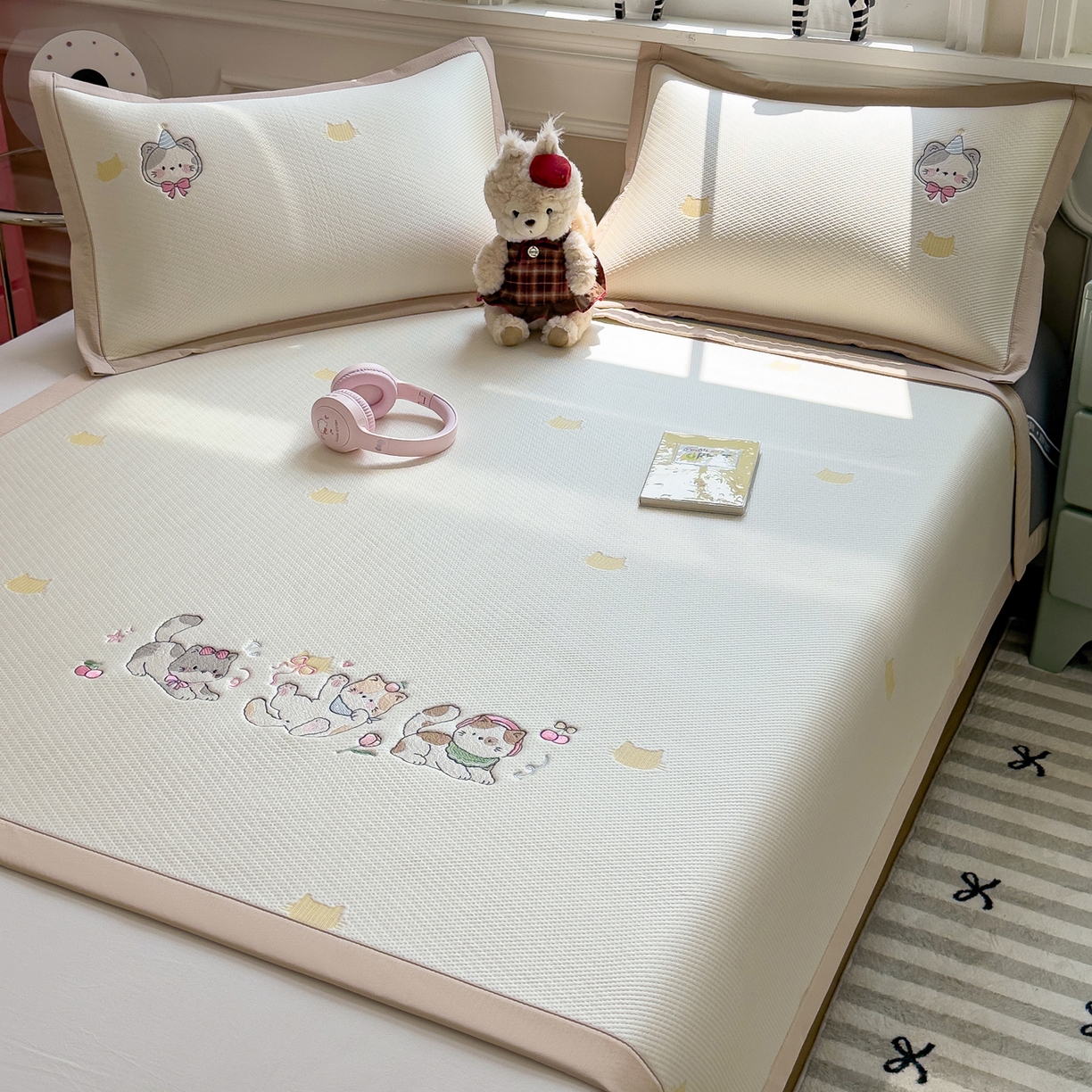 91家纺网 家纺一手货源 找家纺 眠多宝（绒多宝） 2026新款卡通网红风系列凉豆豆三件套 凉豆豆印加绣系列 A类凉豆豆床席床笠--床席款 小猫聚会