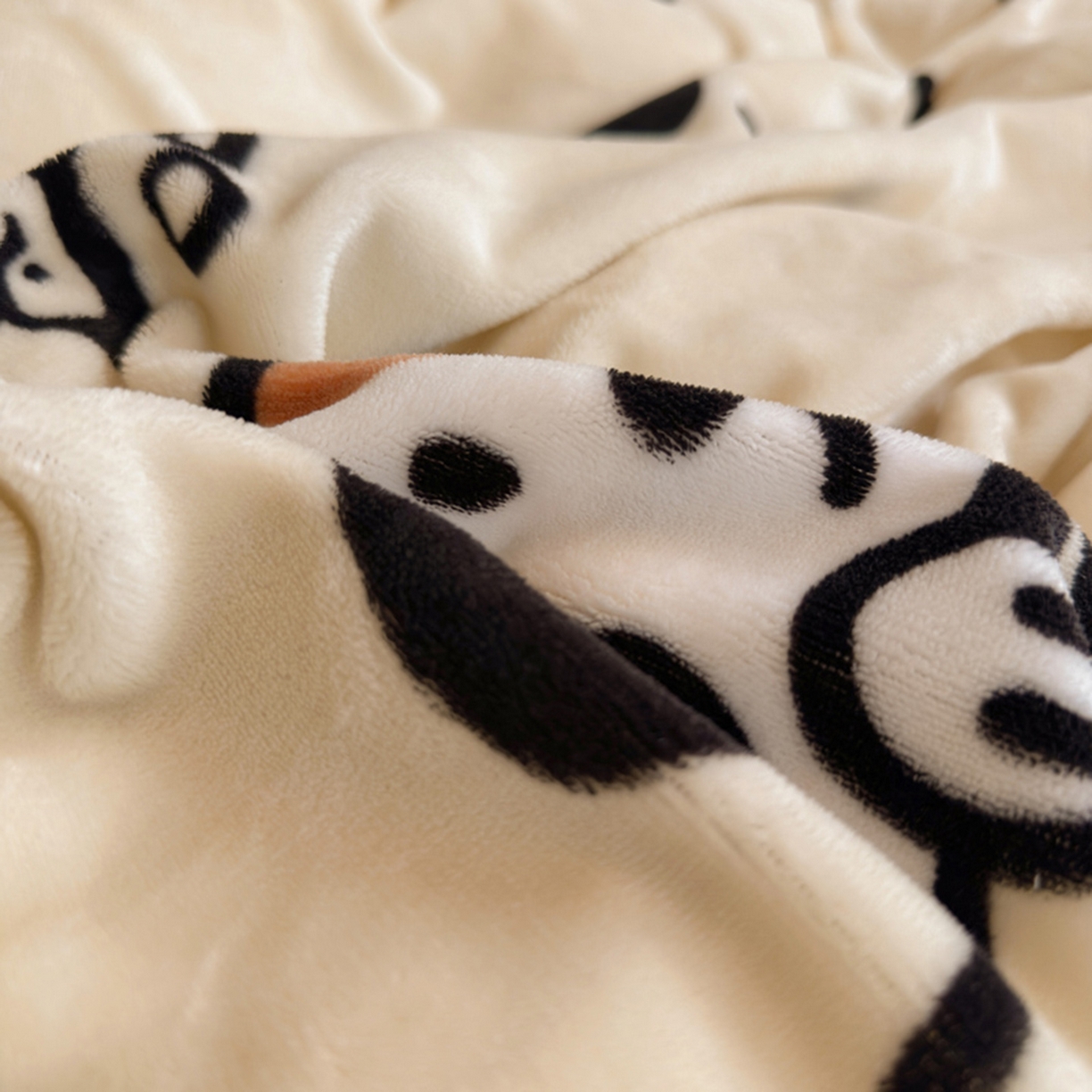 91家纺网 家纺一手货源 找家纺 欧妮家纺 2025新款A类牛奶绒印花单被套-单件被套 波点狗