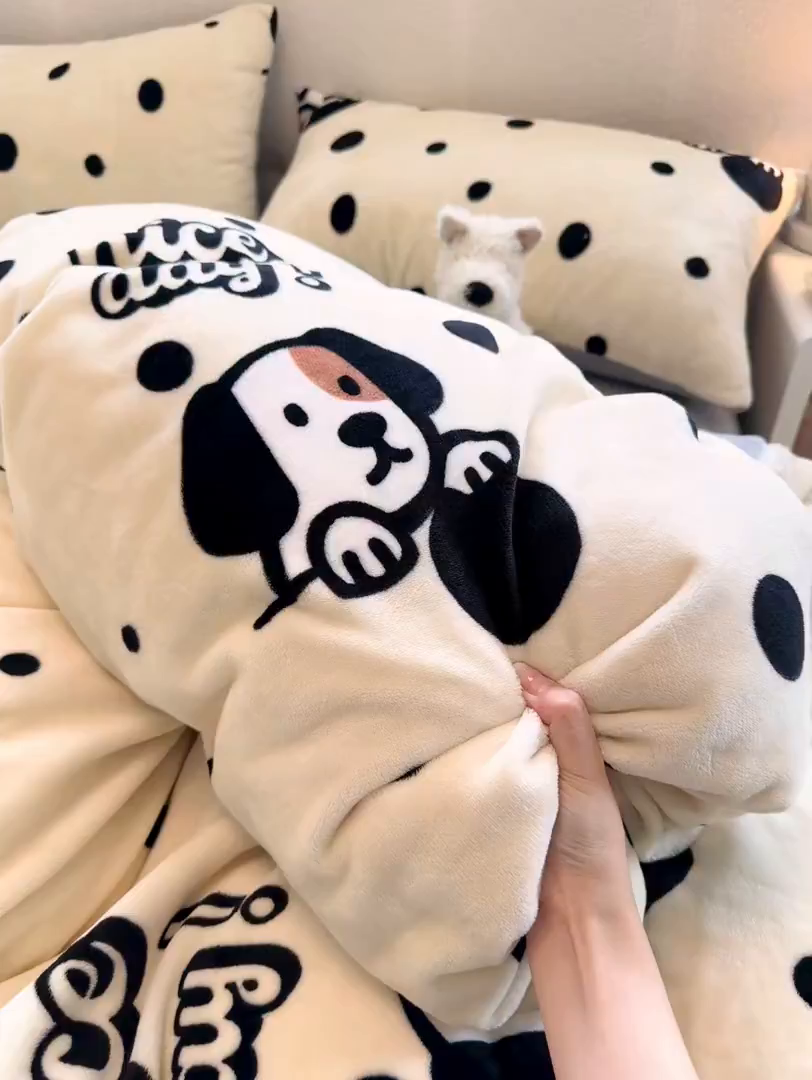 91家纺网 家纺一手货源 找家纺 欧妮家纺 2025新款A类牛奶绒印花单被套-单件被套 波点狗