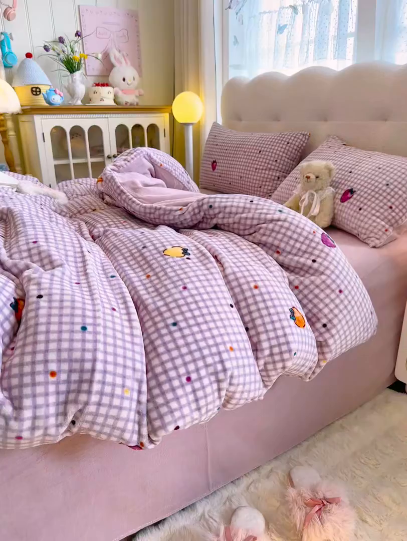 91家纺网 家纺一手货源 找家纺 欧妮家纺 2025新款A类牛奶绒印花单被套-单件被套 彩色草莓