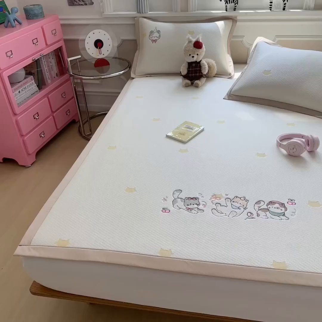 91家纺网 家纺一手货源 找家纺 眠多宝（绒多宝） 2026新款卡通网红风系列凉豆豆三件套 凉豆豆印加绣系列 A类凉豆豆床席床笠--床席款 小猫聚会