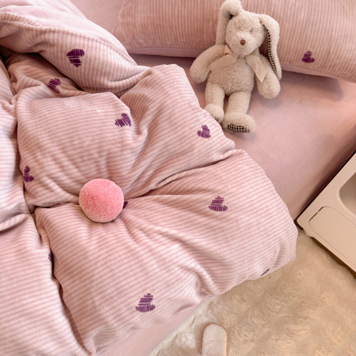 91家纺网 家纺一手货源 找家纺 欧妮家纺 2025新款A类牛奶绒印花单被套-单件被套 条纹爱心