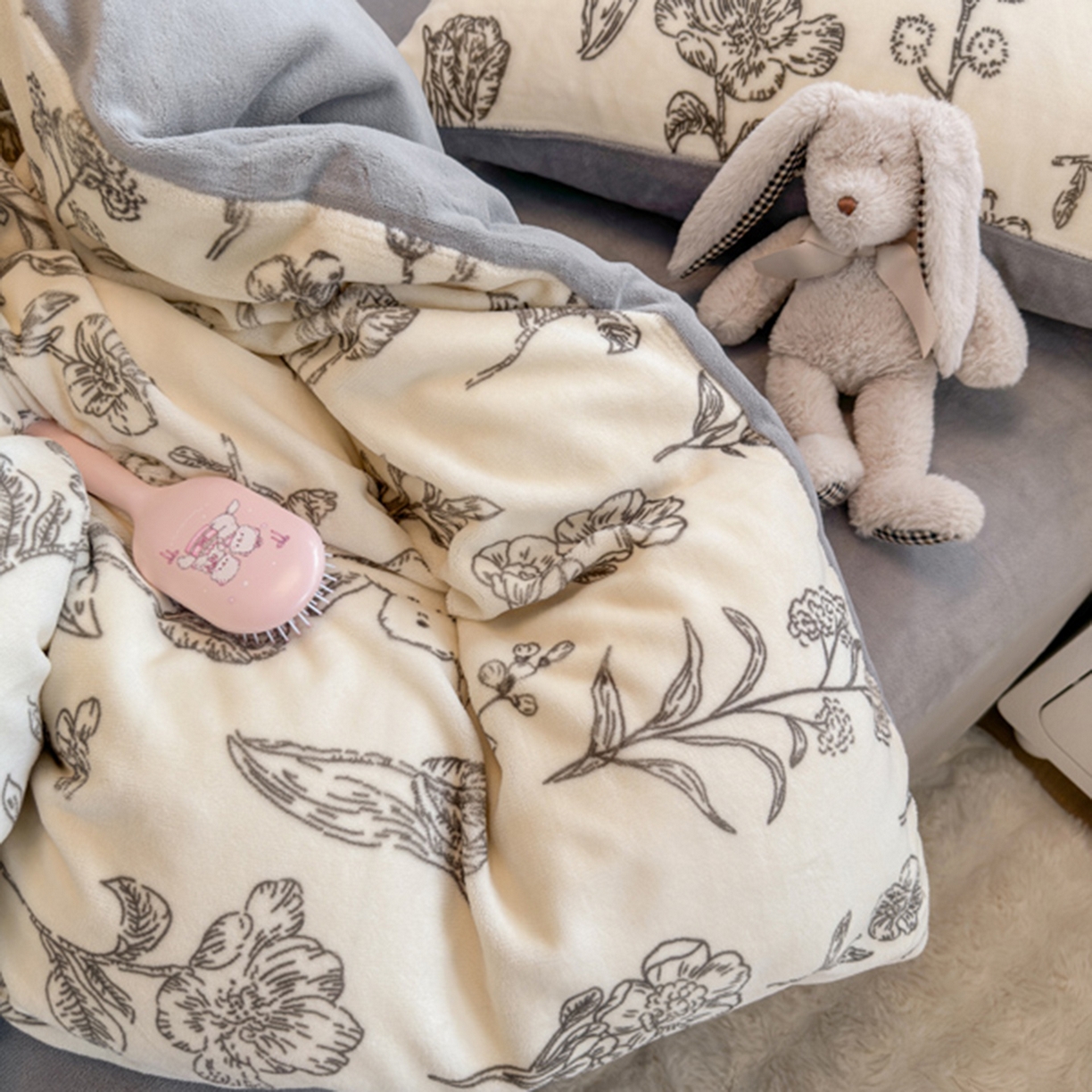 91家纺网 家纺一手货源 找家纺 欧妮家纺 2025新款A类牛奶绒印花单被套-单件被套 兔斯基