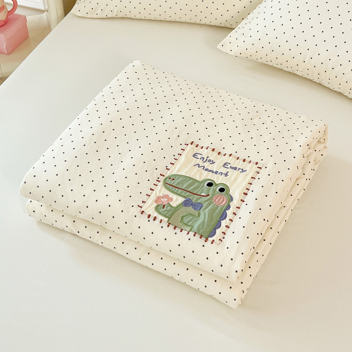 91家纺网 家纺一手货源 找家纺 一加一 2026春夏新款云小棉贴布绣花大豆夏凉被空调被夏被四件套 奶油小鳄鱼