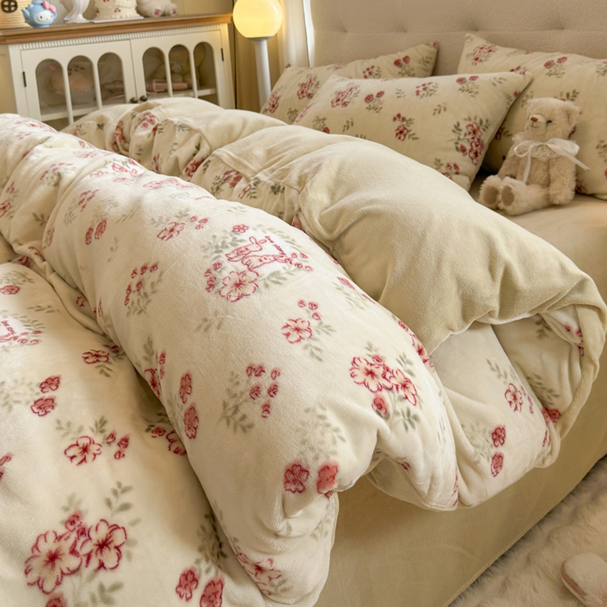 91家纺网 家纺一手货源 找家纺 欧妮家纺 2025新款A类牛奶绒印花四件套 两小无猜