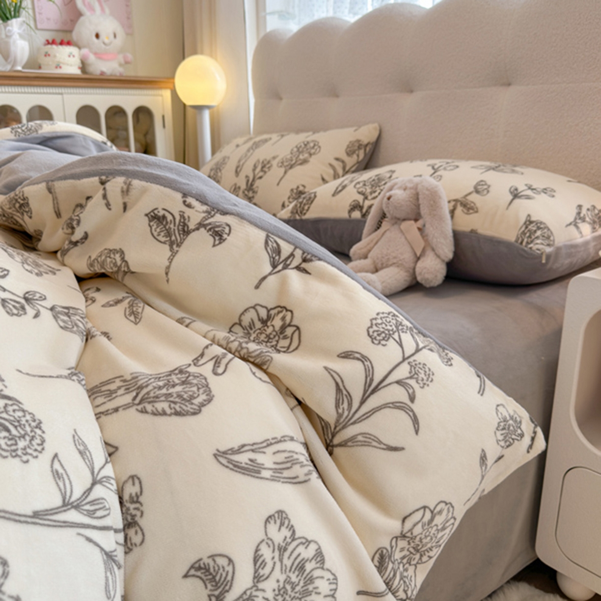 91家纺网 家纺一手货源 找家纺 欧妮家纺 2025新款A类牛奶绒印花四件套 兔斯基