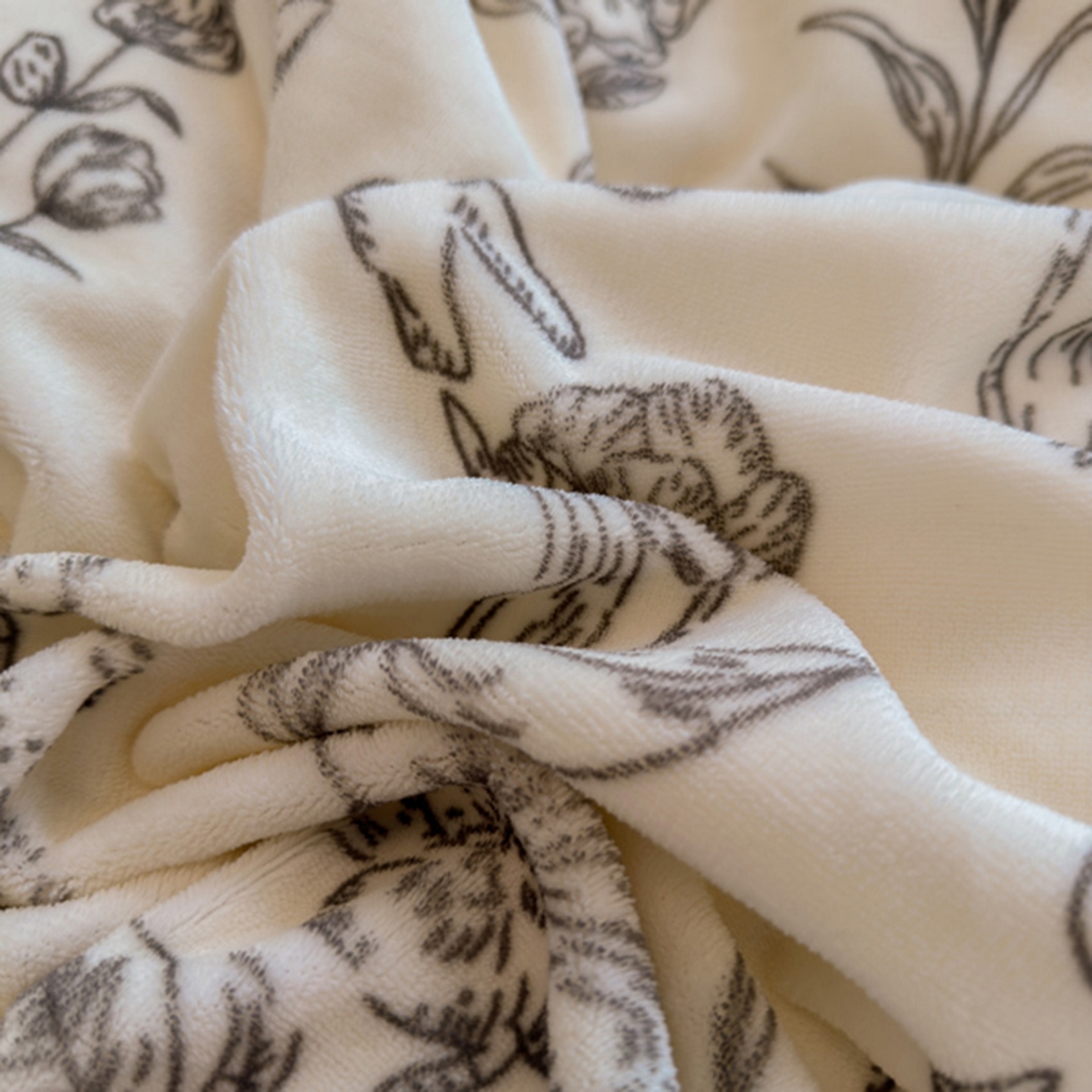 91家纺网 家纺一手货源 找家纺 欧妮家纺 2025新款A类牛奶绒印花四件套 兔斯基