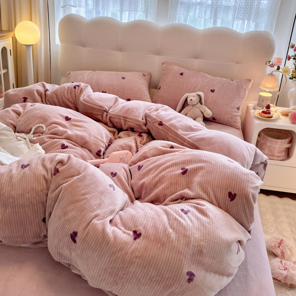 91家纺网 家纺一手货源 找家纺 欧妮家纺 2025新款A类牛奶绒印花四件套 条纹爱心