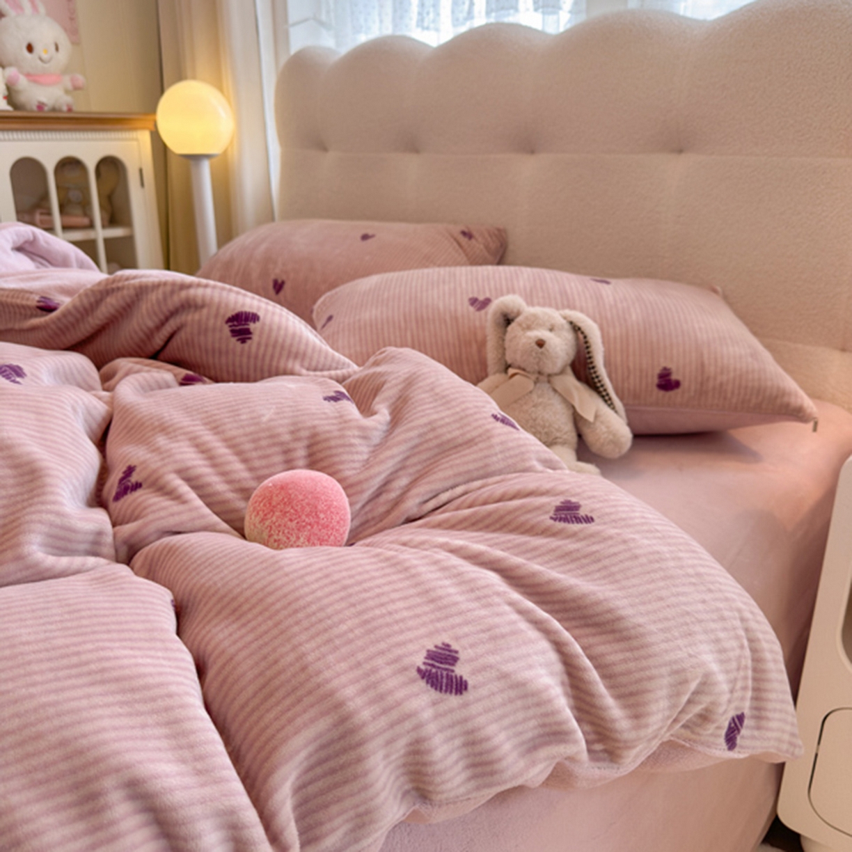 91家纺网 家纺一手货源 找家纺 欧妮家纺 2025新款A类牛奶绒印花四件套 条纹爱心