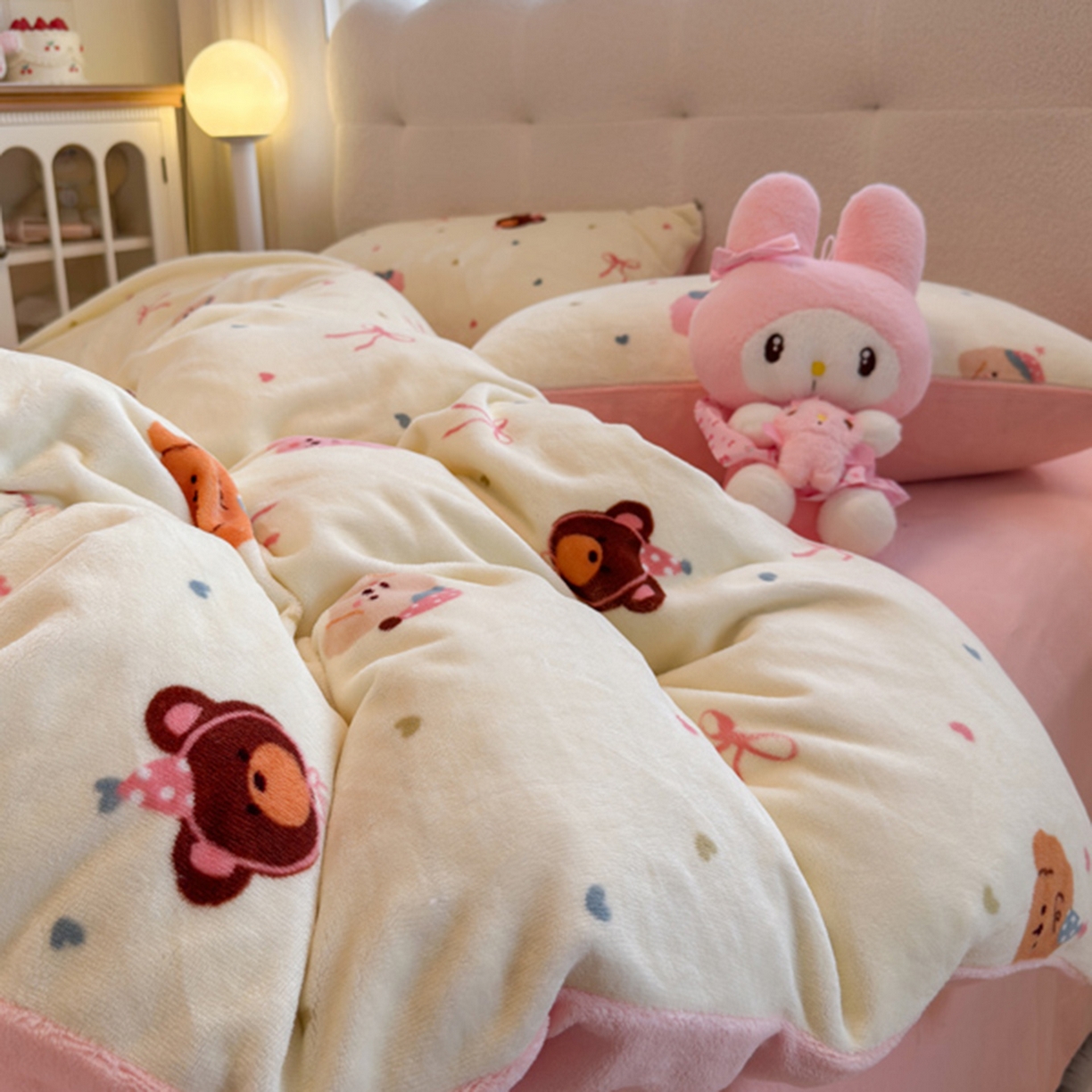 91家纺网 家纺一手货源 找家纺 欧妮家纺 2025新款A类牛奶绒印花四件套 快乐心情