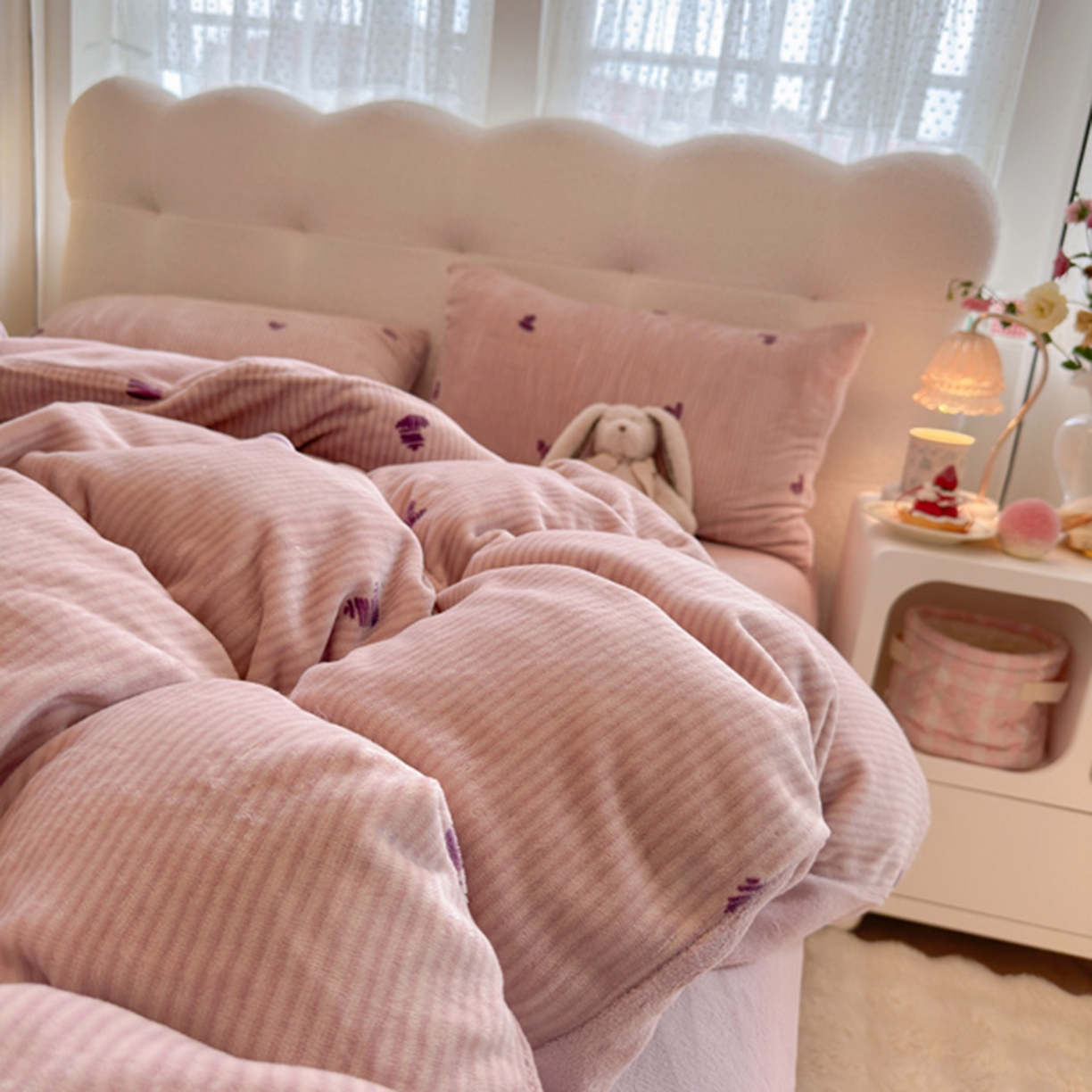 91家纺网 家纺一手货源 找家纺 欧妮家纺 2025新款A类牛奶绒印花四件套 条纹爱心