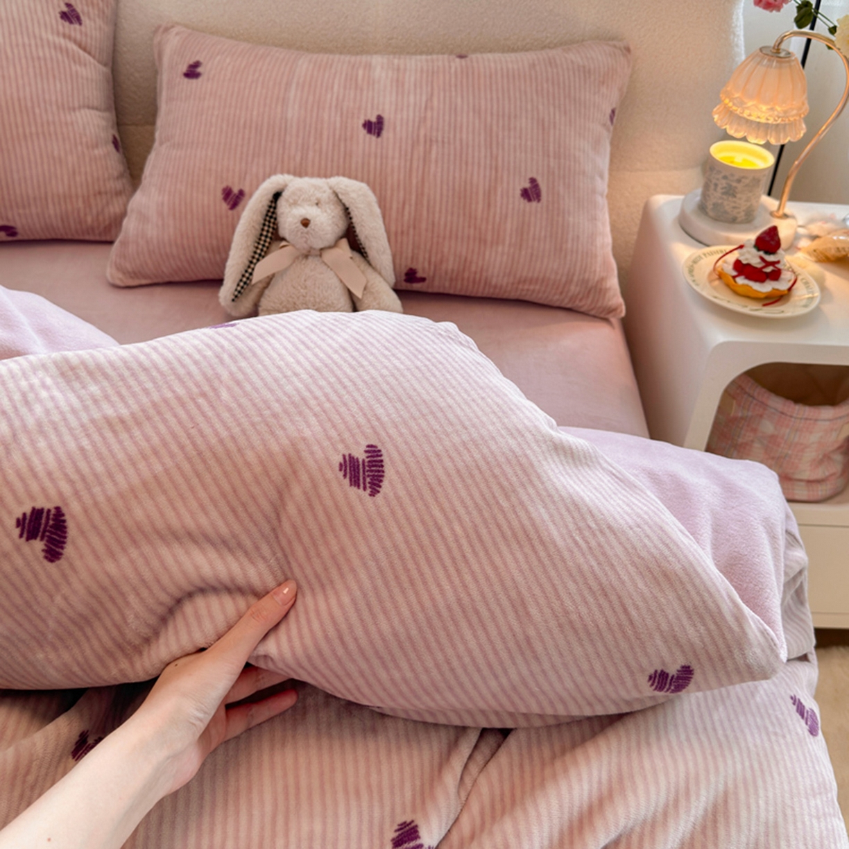 91家纺网 家纺一手货源 找家纺 欧妮家纺 2025新款A类牛奶绒印花四件套 条纹爱心