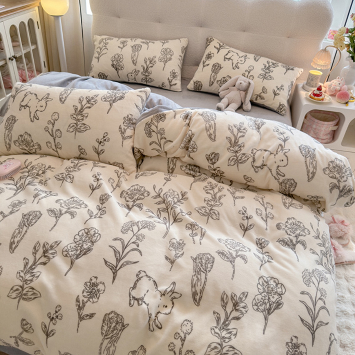 91家纺网 家纺一手货源 找家纺 欧妮家纺 2025新款A类牛奶绒印花四件套 兔斯基