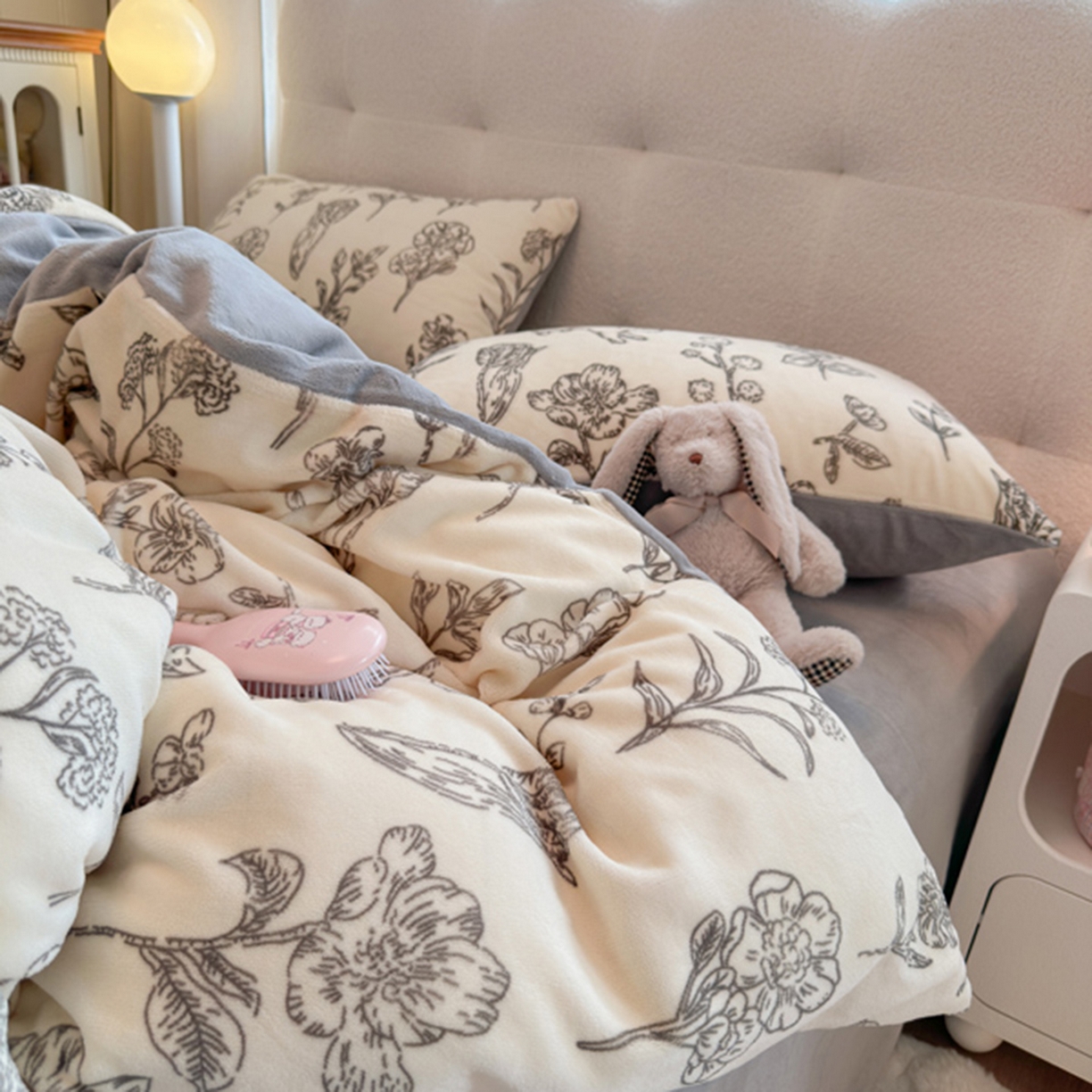 91家纺网 家纺一手货源 找家纺 欧妮家纺 2025新款A类牛奶绒印花四件套 兔斯基