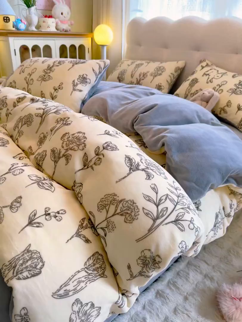91家纺网 家纺一手货源 找家纺 欧妮家纺 2025新款A类牛奶绒印花四件套 兔斯基