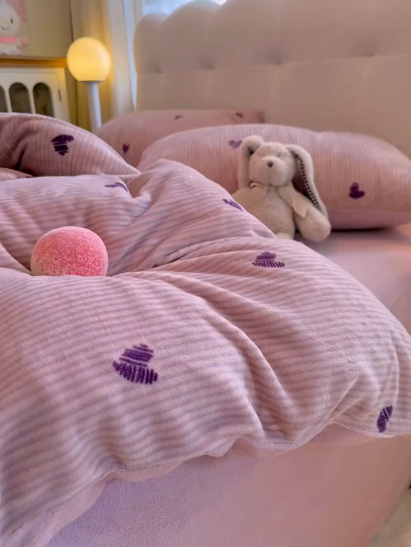 91家纺网 家纺一手货源 找家纺 欧妮家纺 2025新款A类牛奶绒印花四件套 条纹爱心