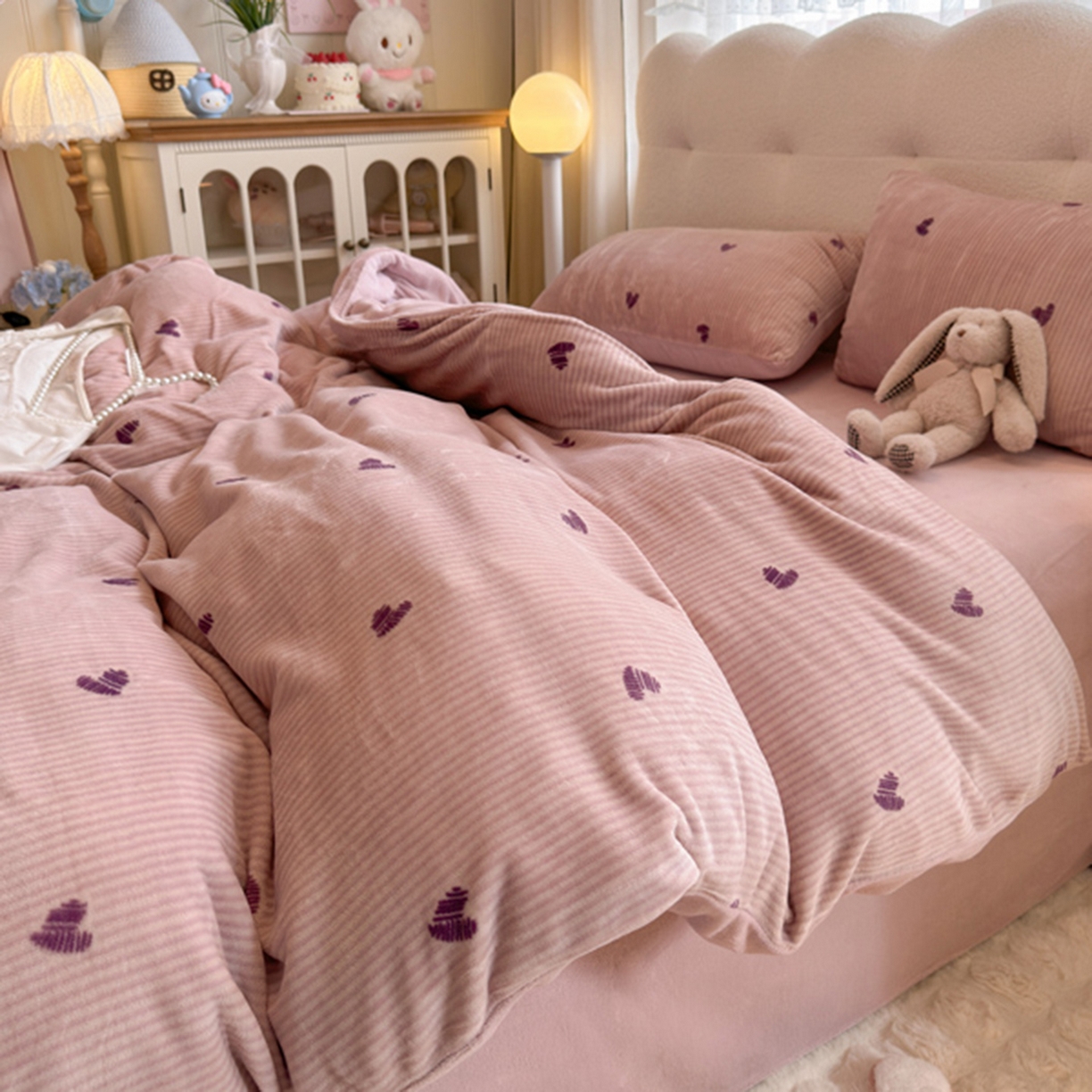 91家纺网 家纺一手货源 找家纺 欧妮家纺 2025新款A类牛奶绒印花四件套 条纹爱心