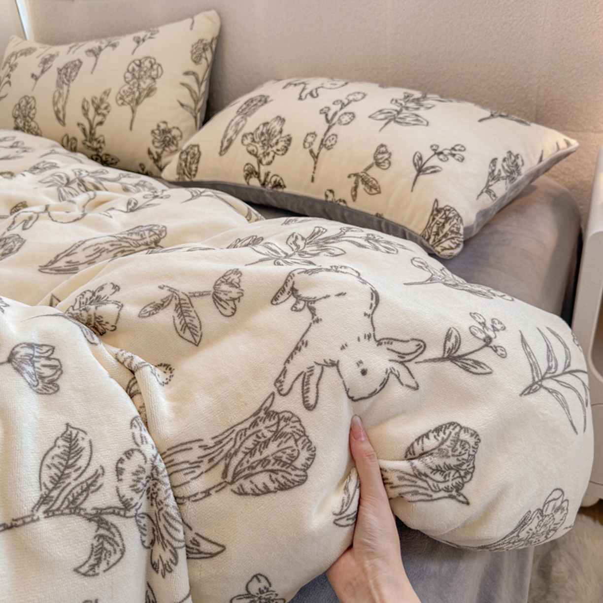 91家纺网 家纺一手货源 找家纺 欧妮家纺 2025新款A类牛奶绒印花四件套 兔斯基