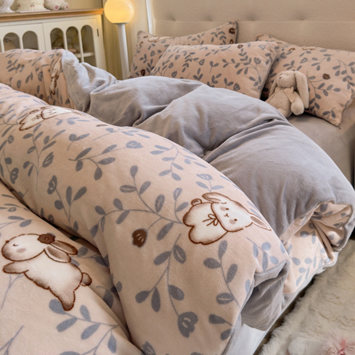 91家纺网 家纺一手货源 找家纺 欧妮家纺 2025新款A类牛奶绒印花四件套 叶子萌兔