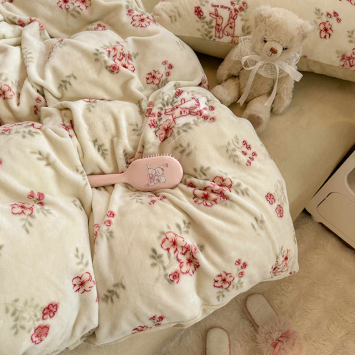 91家纺网 家纺一手货源 找家纺 欧妮家纺 2025新款A类牛奶绒印花四件套 两小无猜