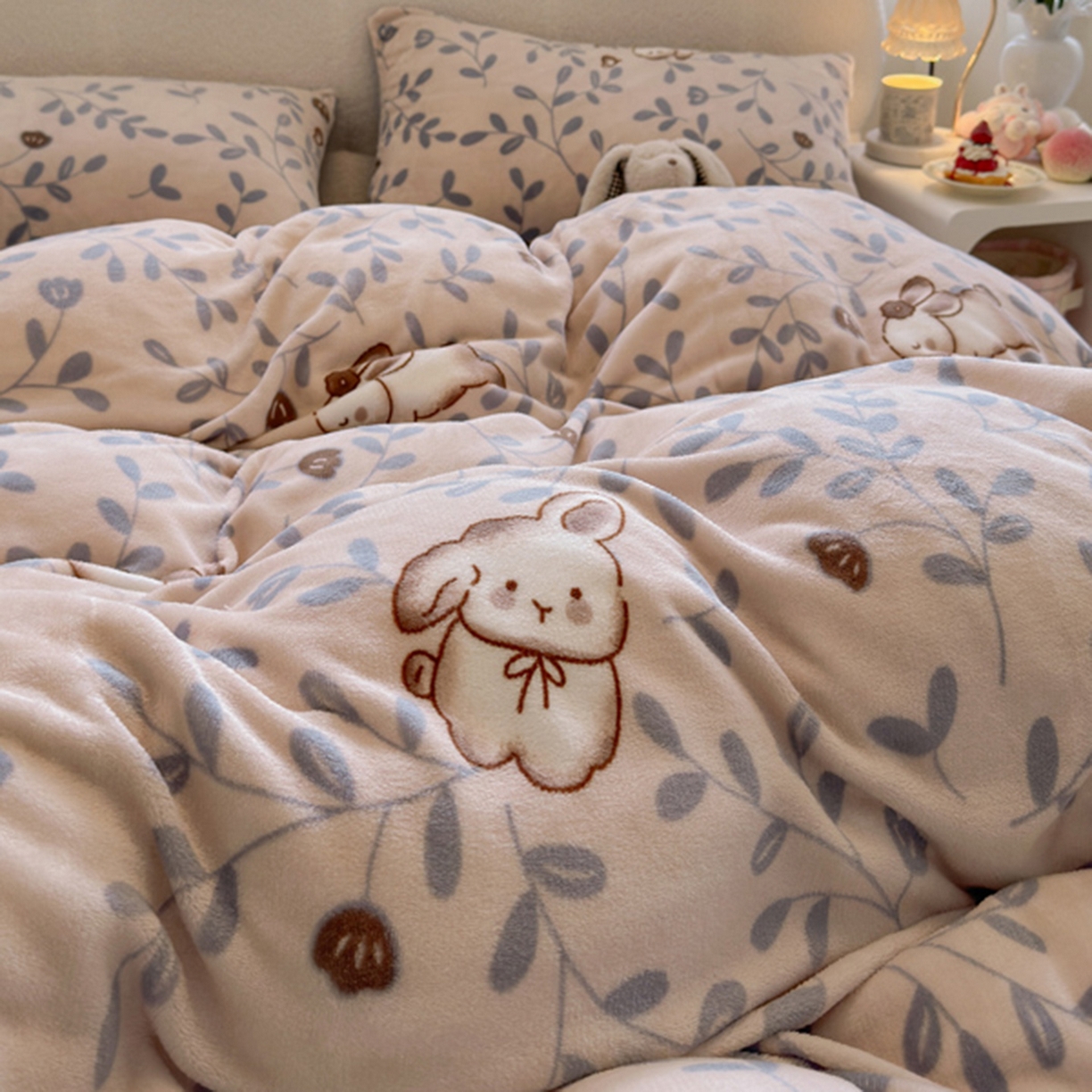 91家纺网 家纺一手货源 找家纺 欧妮家纺 2025新款A类牛奶绒印花四件套 叶子萌兔