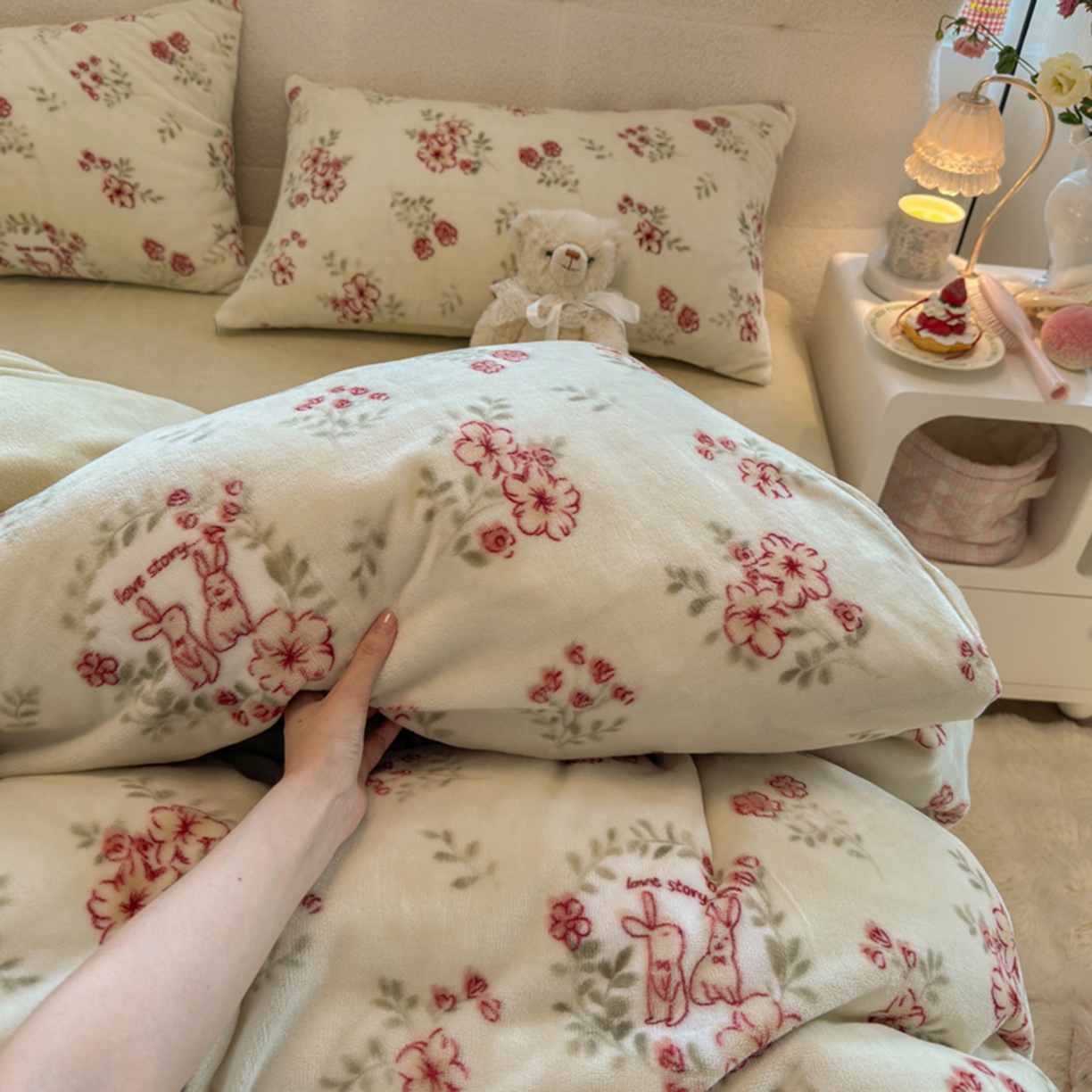 91家纺网 家纺一手货源 找家纺 欧妮家纺 2025新款A类牛奶绒印花四件套 两小无猜