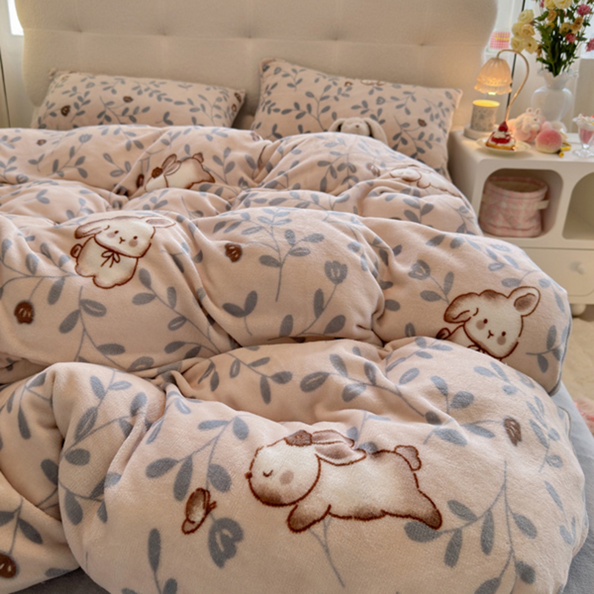 91家纺网 家纺一手货源 找家纺 欧妮家纺 2025新款A类牛奶绒印花四件套 叶子萌兔