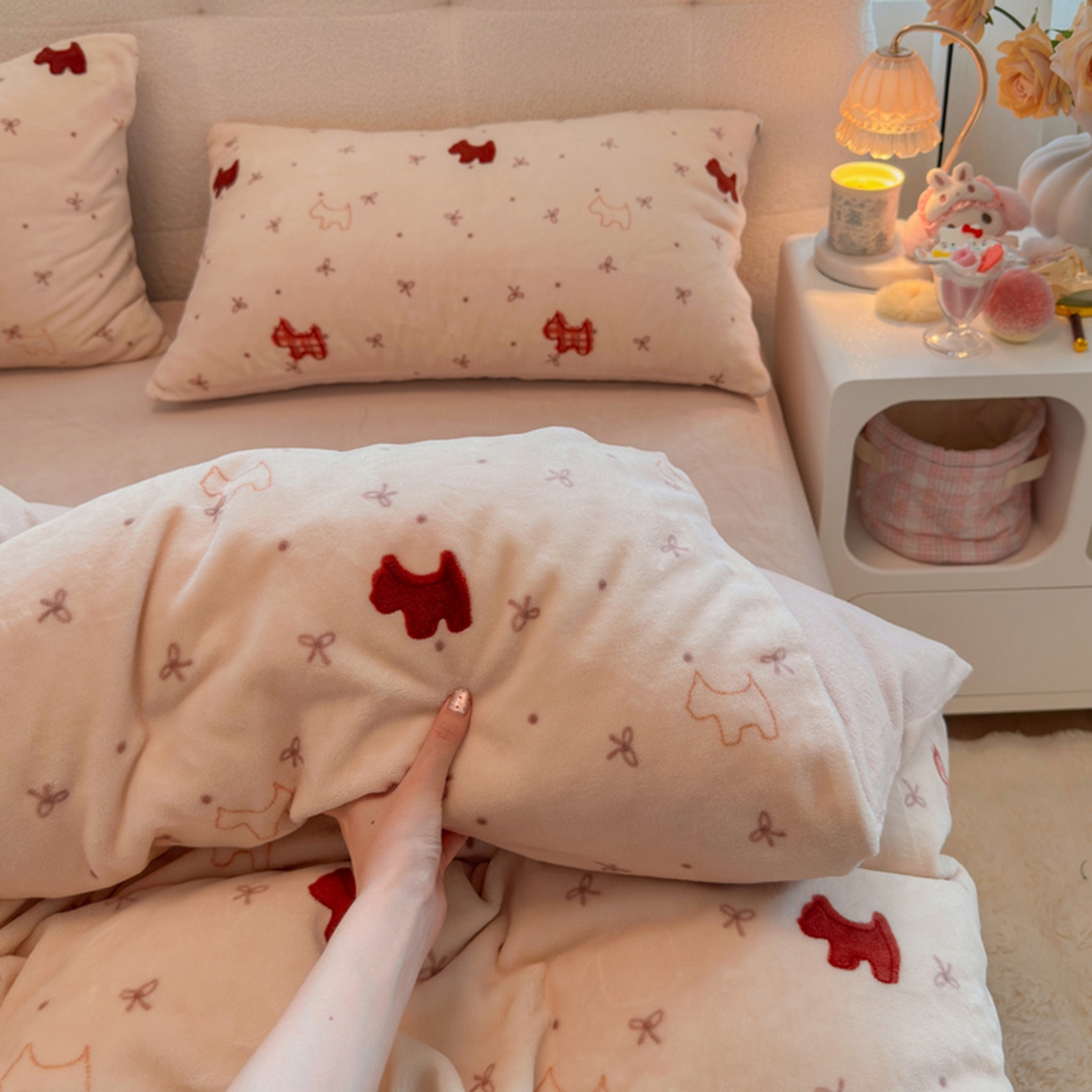 91家纺网 家纺一手货源 找家纺 欧妮家纺 2025新款A类牛奶绒印花四件套 奶油小狗