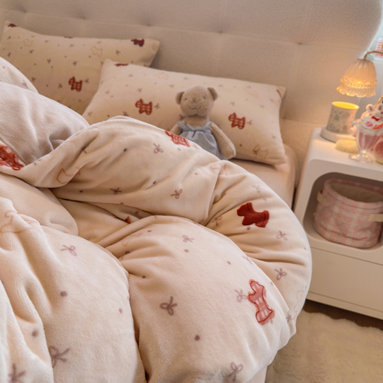 91家纺网 家纺一手货源 找家纺 欧妮家纺 2025新款A类牛奶绒印花四件套 奶油小狗