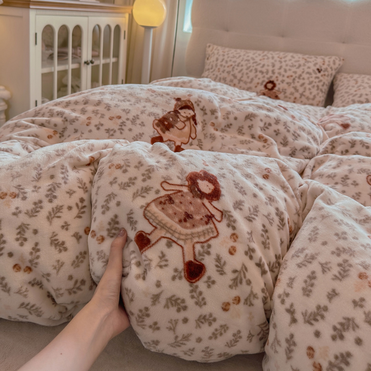 91家纺网 家纺一手货源 找家纺 欧妮家纺 2025新款A类牛奶绒印花四件套 甜美女孩