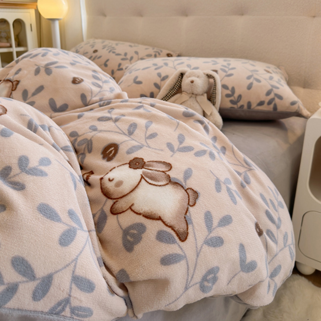 91家纺网 家纺一手货源 找家纺 欧妮家纺 2025新款A类牛奶绒印花四件套 叶子萌兔