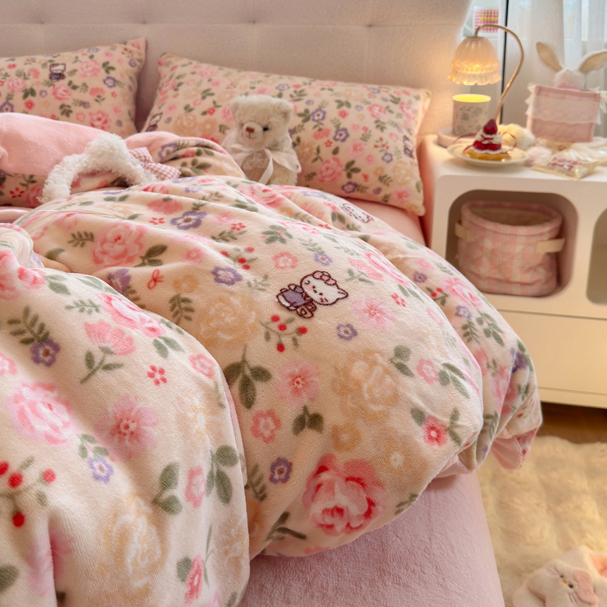 91家纺网 家纺一手货源 找家纺 欧妮家纺 2025新款A类牛奶绒印花四件套 花园小猫