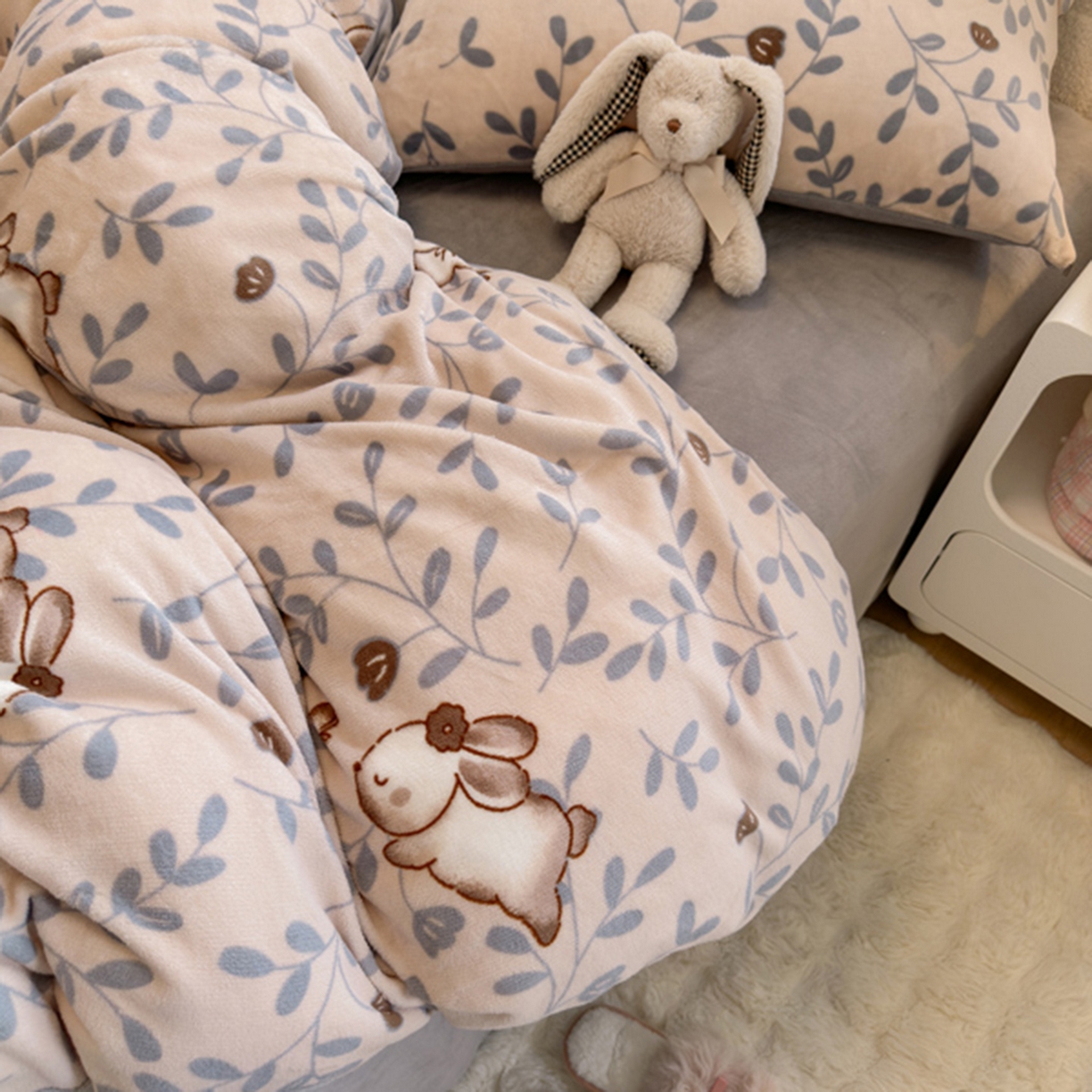 91家纺网 家纺一手货源 找家纺 欧妮家纺 2025新款A类牛奶绒印花四件套 叶子萌兔