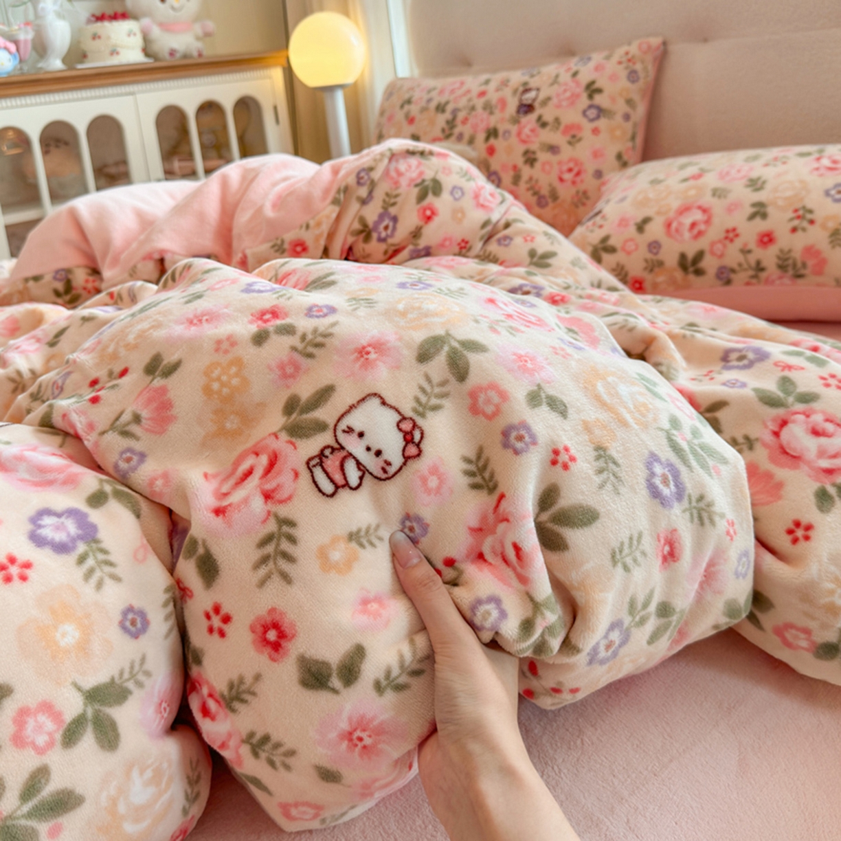 91家纺网 家纺一手货源 找家纺 欧妮家纺 2025新款A类牛奶绒印花四件套 花园小猫