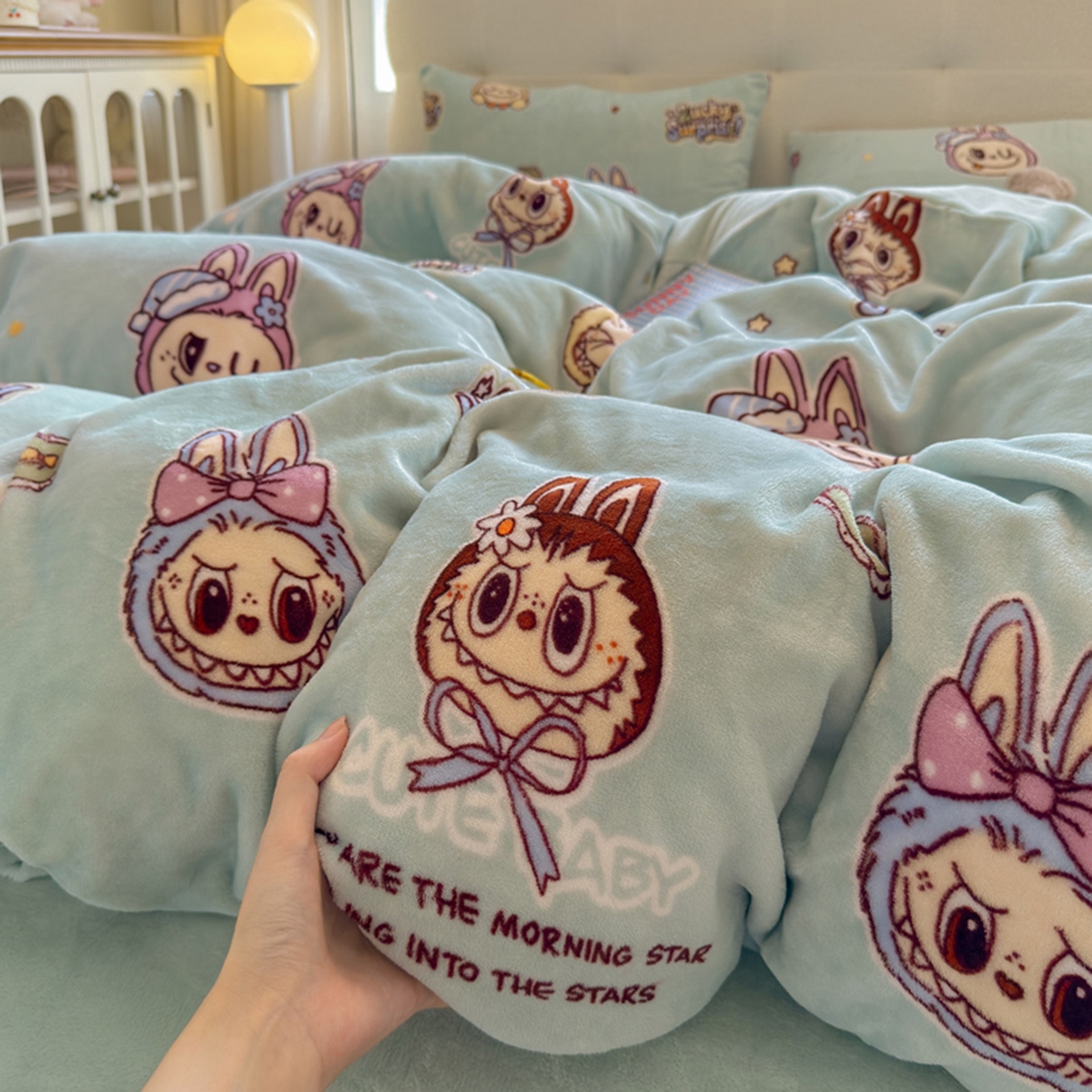 91家纺网 家纺一手货源 找家纺 欧妮家纺 2025新款A类牛奶绒印花四件套 小布布