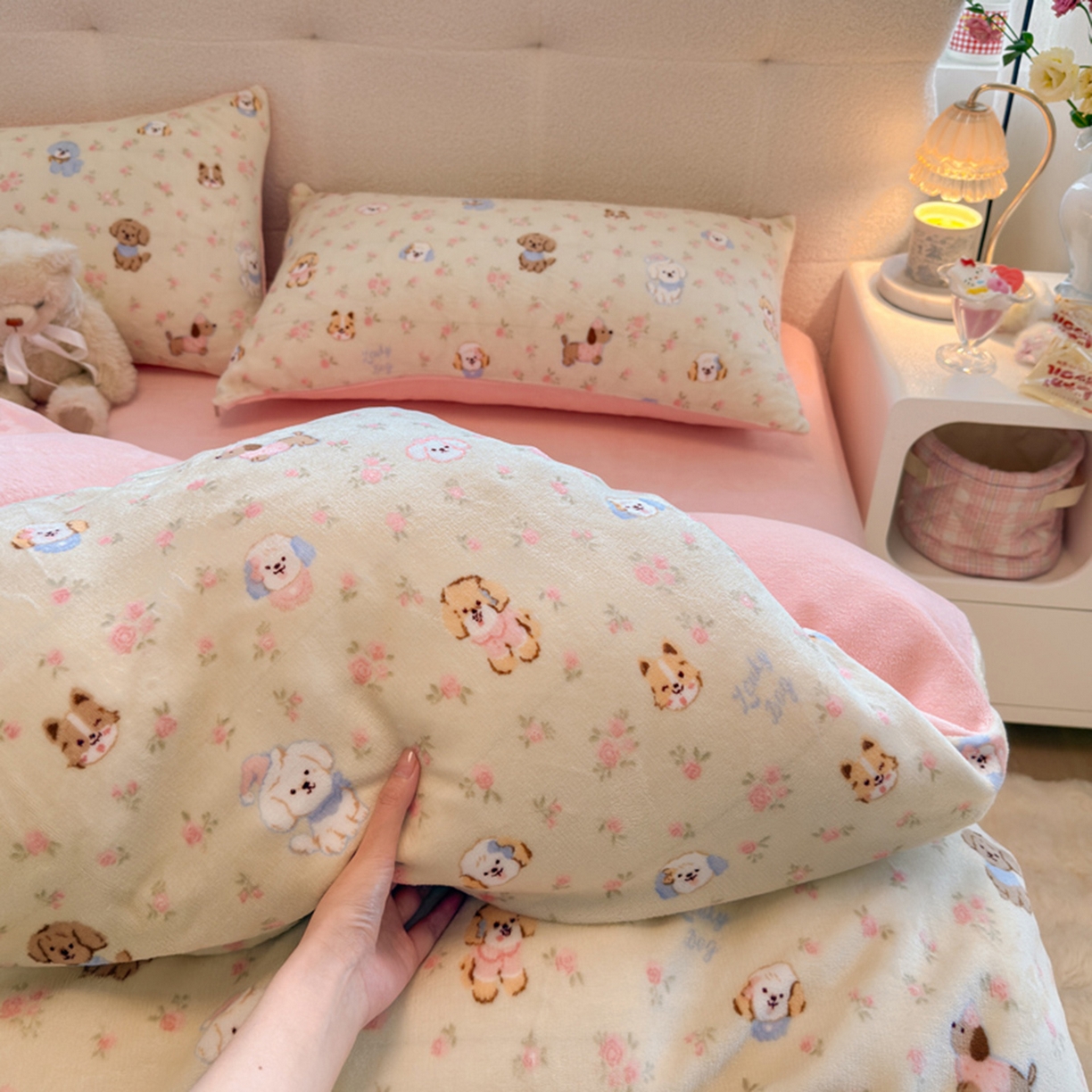 91家纺网 家纺一手货源 找家纺 欧妮家纺 2025新款A类牛奶绒印花四件套 迷你小狗