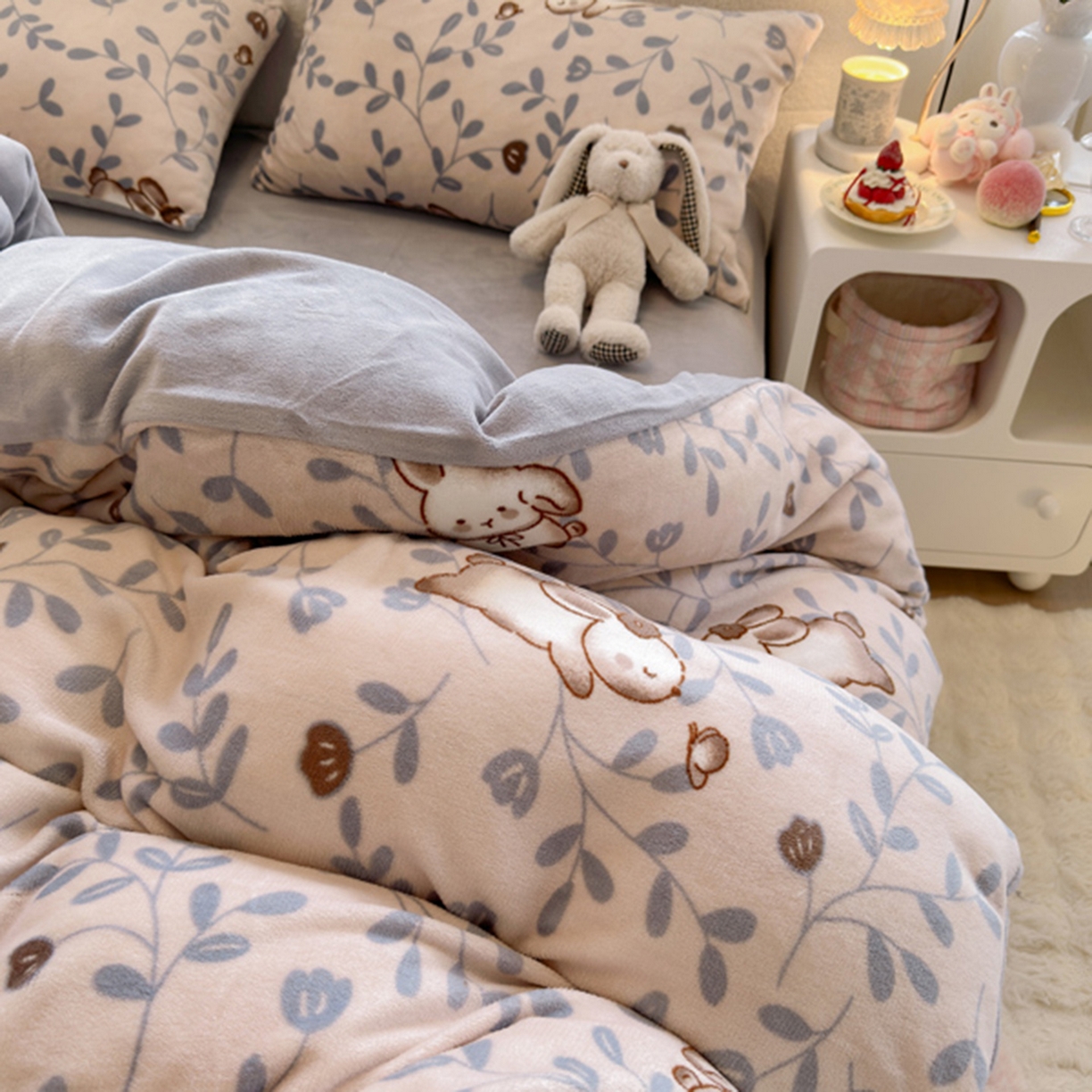 91家纺网 家纺一手货源 找家纺 欧妮家纺 2025新款A类牛奶绒印花四件套 叶子萌兔