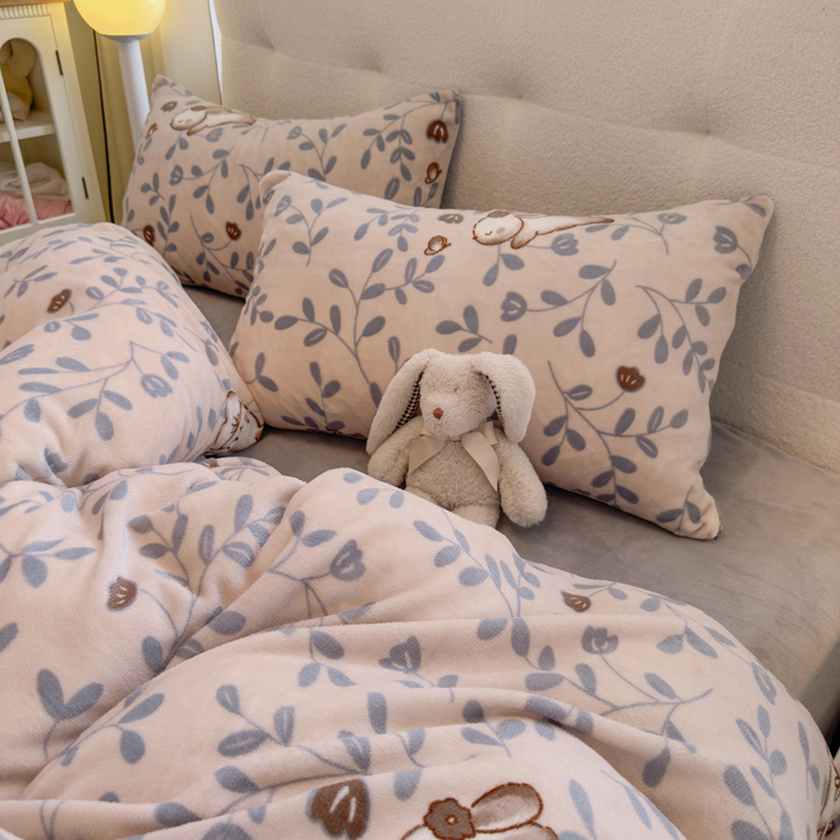 91家纺网 家纺一手货源 找家纺 欧妮家纺 2025新款A类牛奶绒印花四件套 叶子萌兔