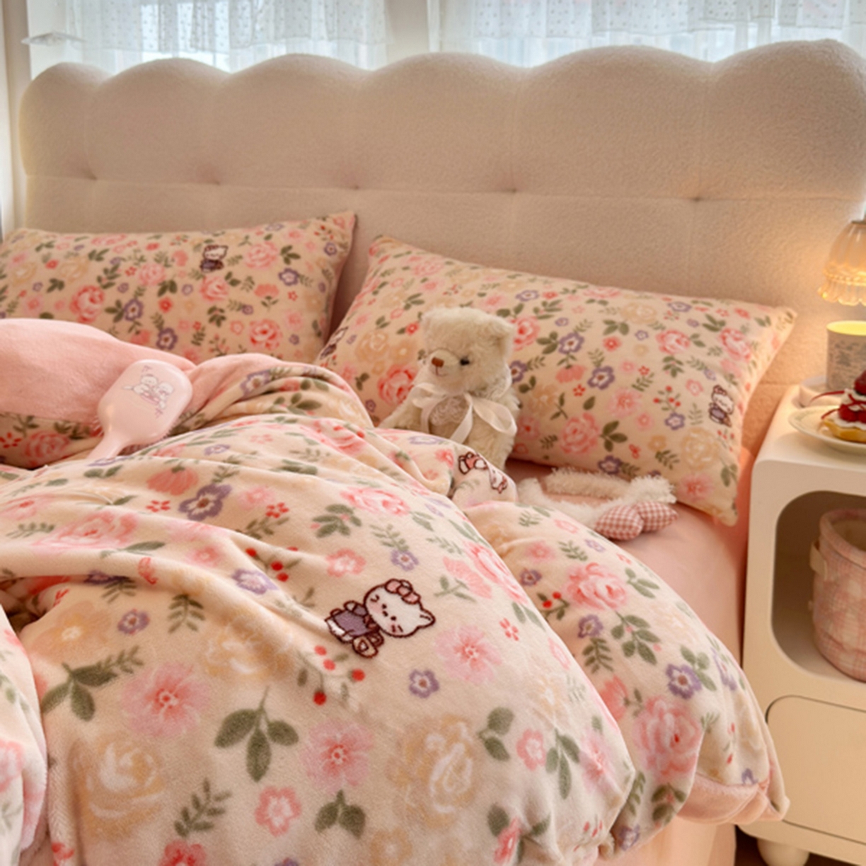 91家纺网 家纺一手货源 找家纺 欧妮家纺 2025新款A类牛奶绒印花四件套 花园小猫