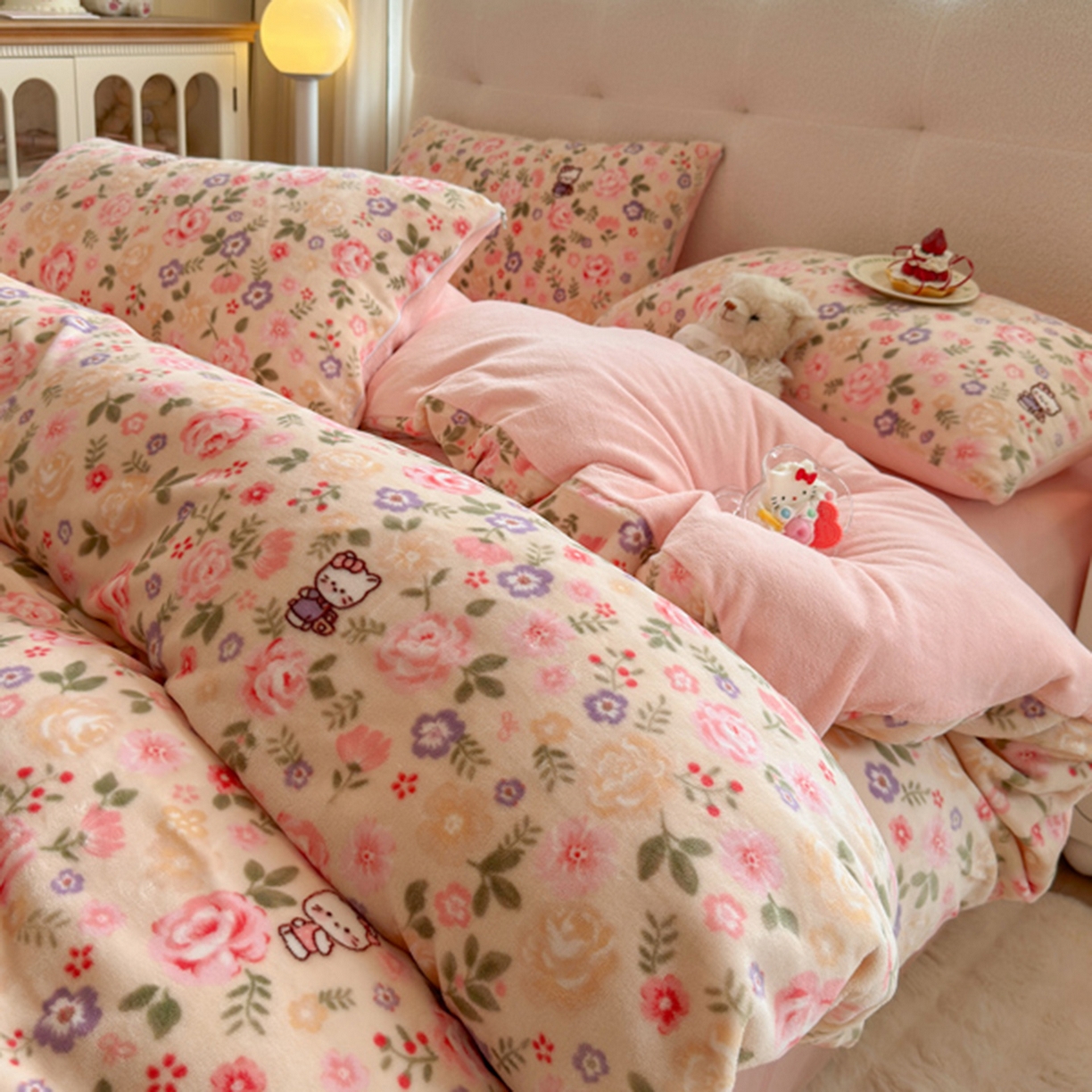 91家纺网 家纺一手货源 找家纺 欧妮家纺 2025新款A类牛奶绒印花四件套 花园小猫