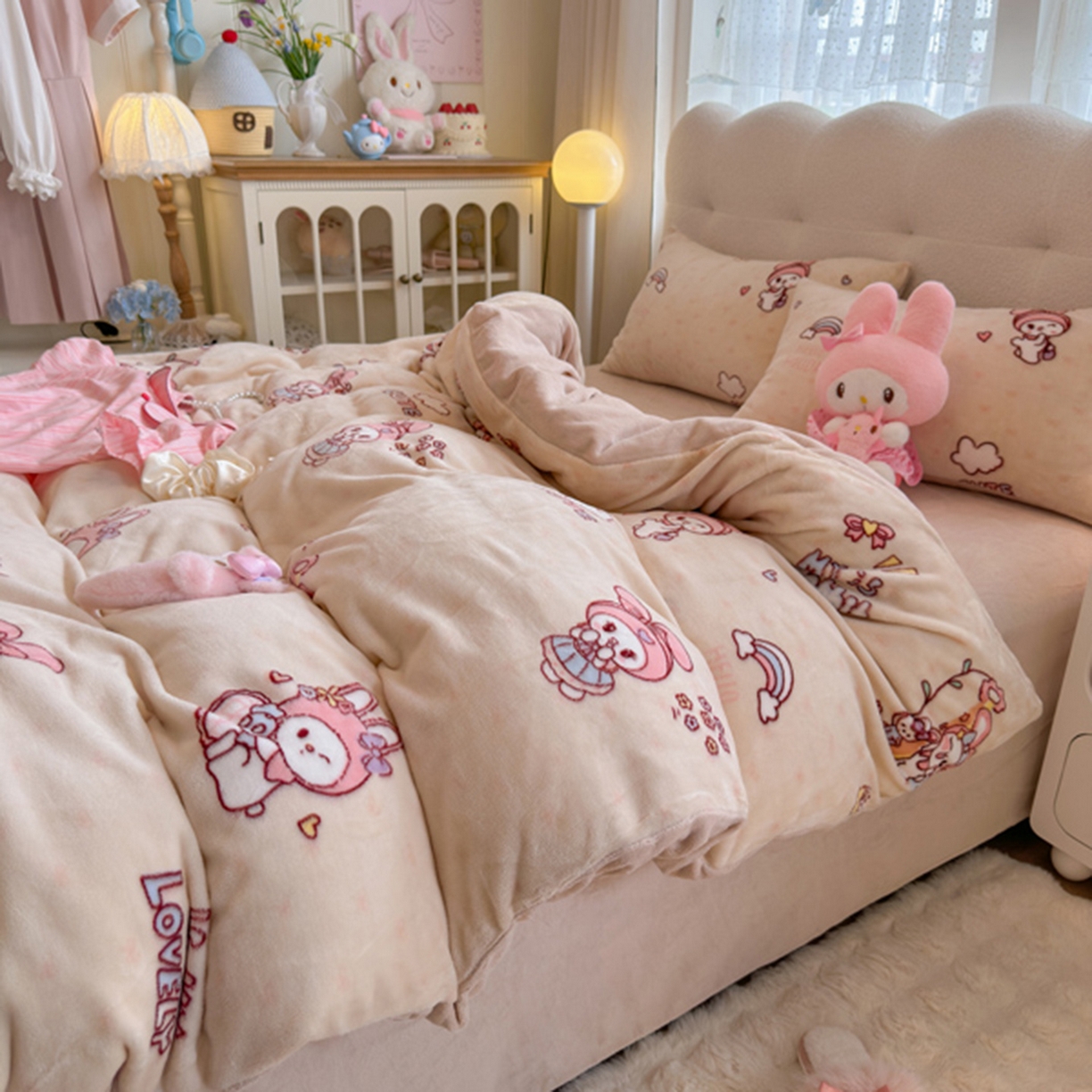 91家纺网 家纺一手货源 找家纺 欧妮家纺 2025新款A类牛奶绒印花四件套 美乐兔